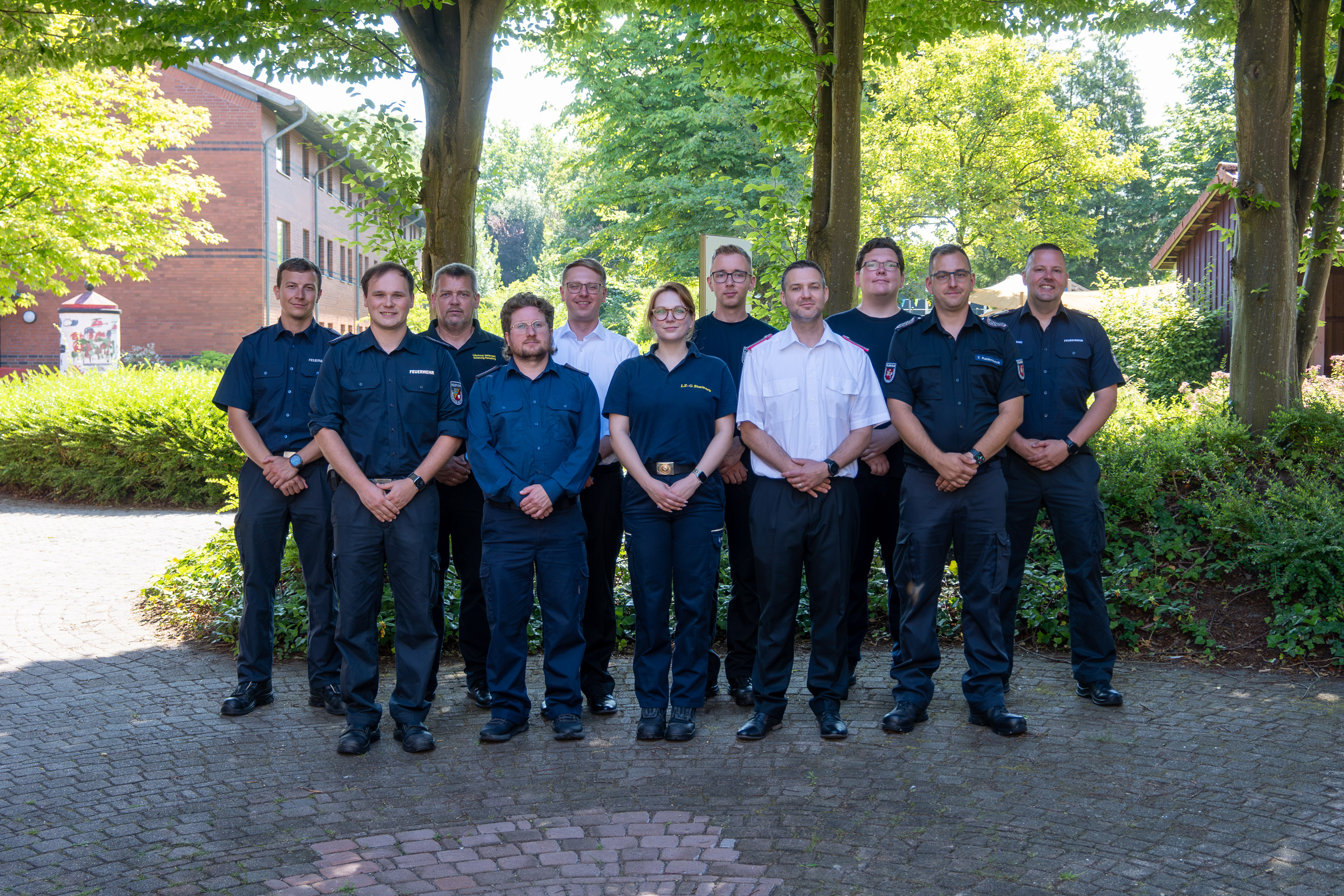 Teilnehmende des Lehrgangs Führen im CBRN-Einsatz II haben sich zum Gruppenfoto auf dem Innenhof der LFS.SH aufgestellt