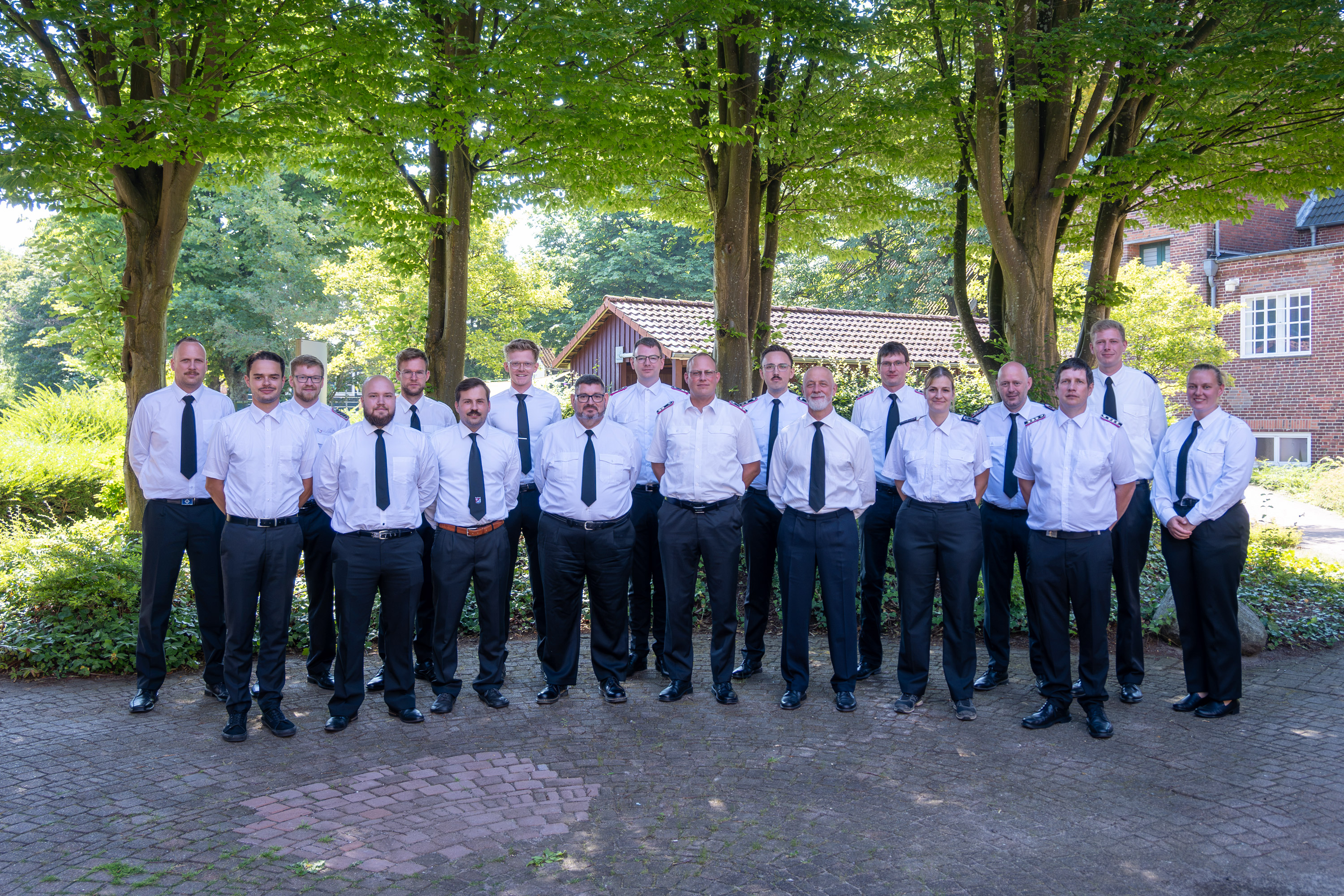 Teilnehmende des Lehrgangs Gruppenführung II haben sich zum Gruppenfoto auf dem Innenhof der LFS.SH aufgestellt