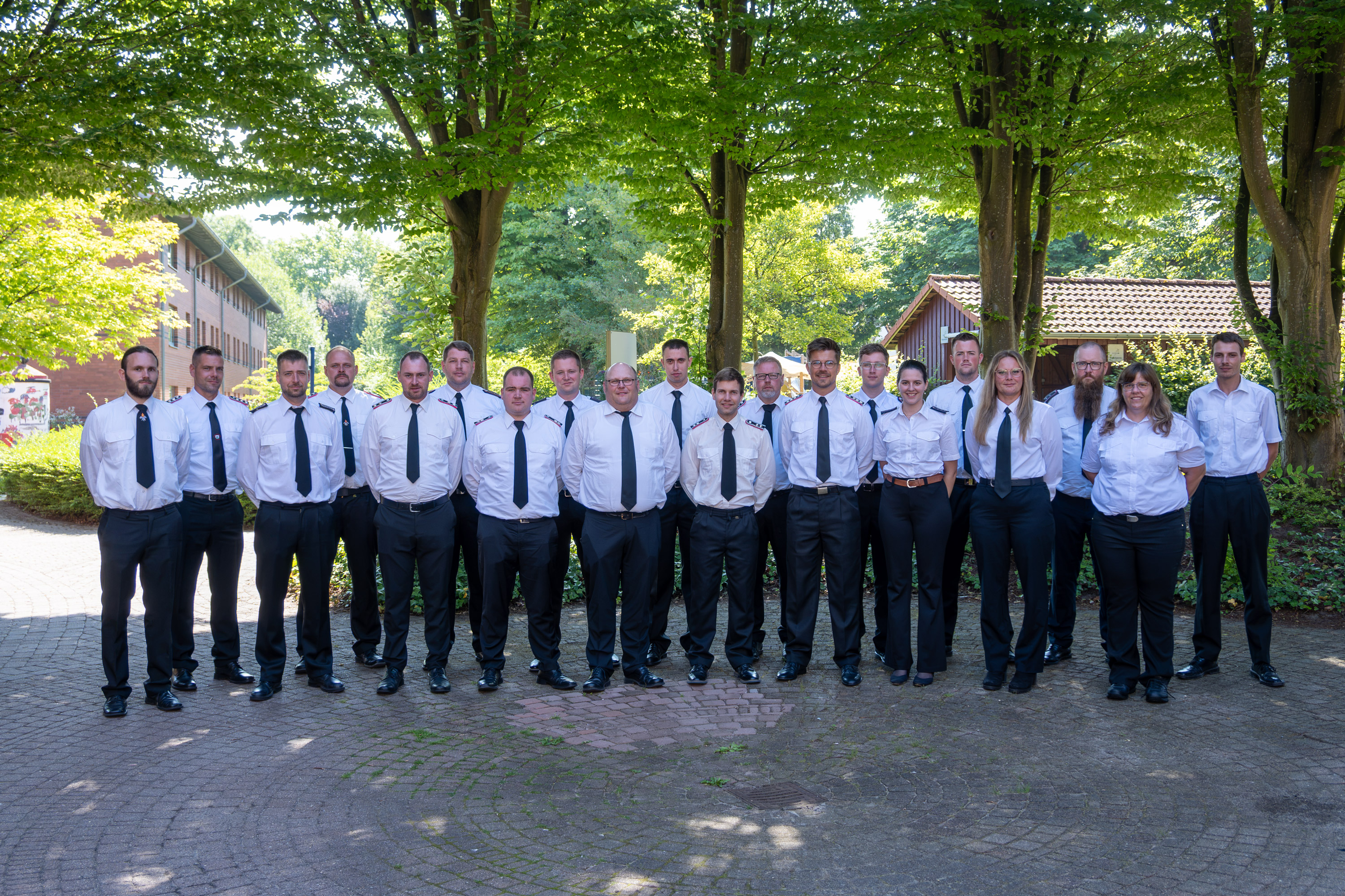 Teilnehmende des Lehrgangs Gruppenführung II haben sich zum Gruppenfoto auf dem Innenhof der LFS.SH aufgestellt