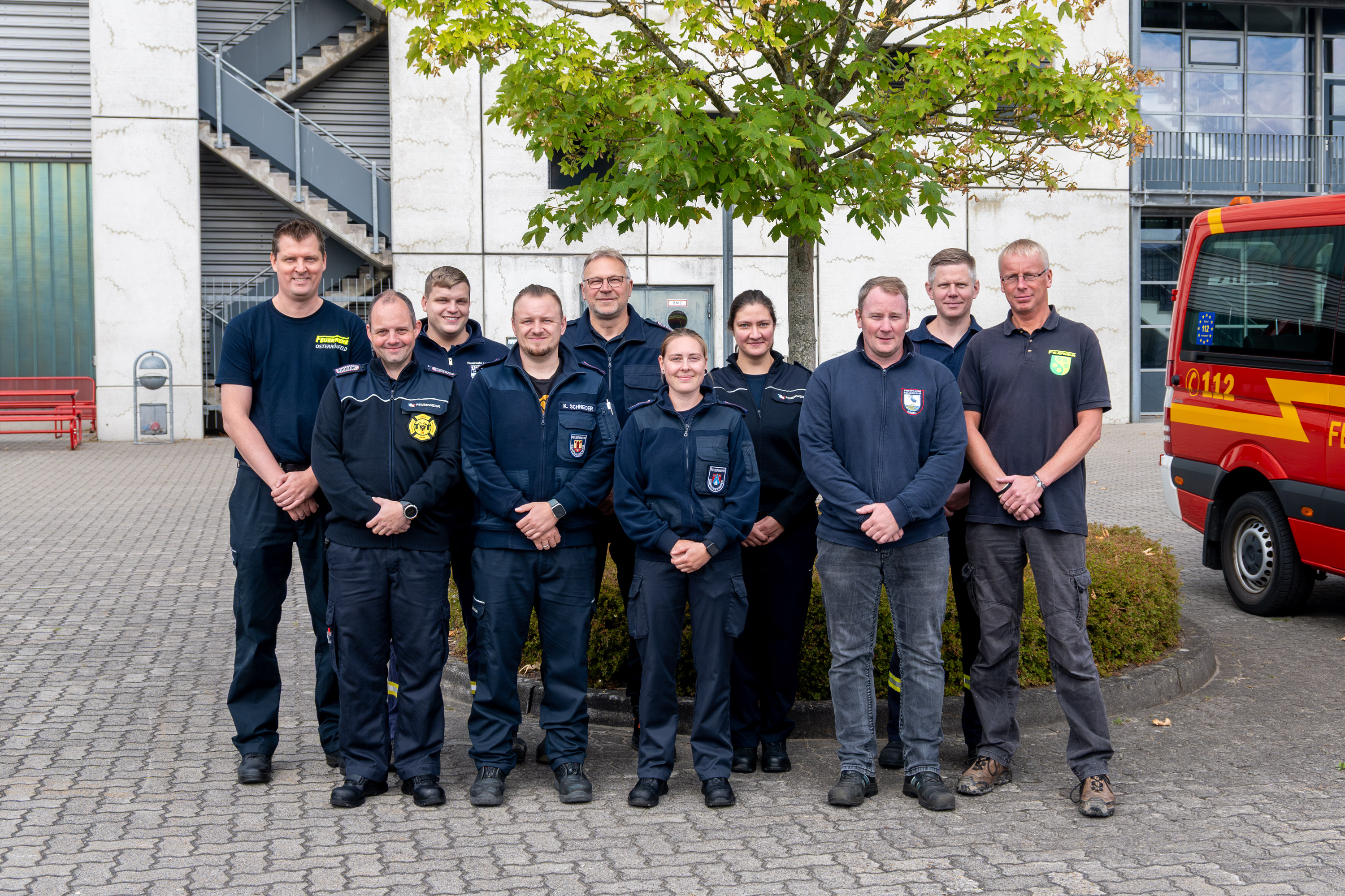Teilnehmende des Lehrgangs Atemschutzgerätebeauftragte haben sich zum Gruppenfoto auf dem Innenhof der LFS.SH aufgestellt