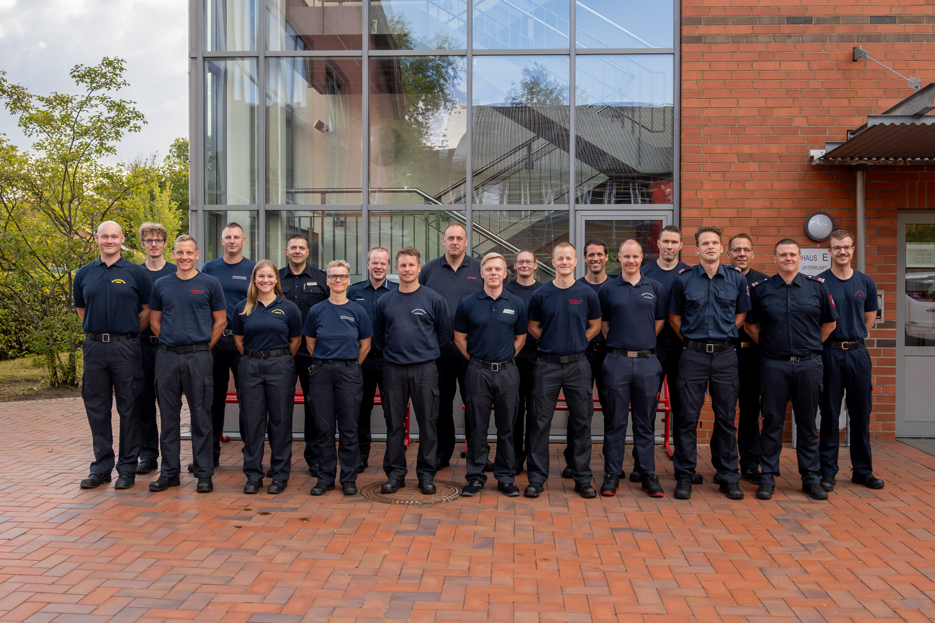 Teilnehmende des Führungslehrgangs Zug- und Verbandsführung für die Laufbahngruppe 2 der Fachrichtung Feuerwehr (B4/B5) haben sich zum Gruppenfoto auf dem Innenhof der LFS.SH aufgestellt