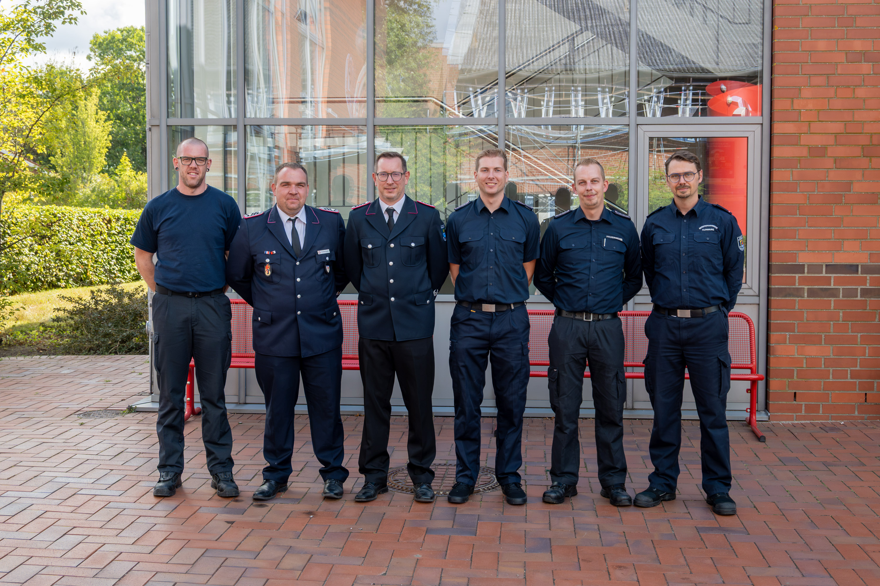 Teilnehmende des Lehrgangs CBRN - Erkundungskraftwagen haben sich zum Gruppenfoto auf dem Innenhof der LFS.SH aufgestellt