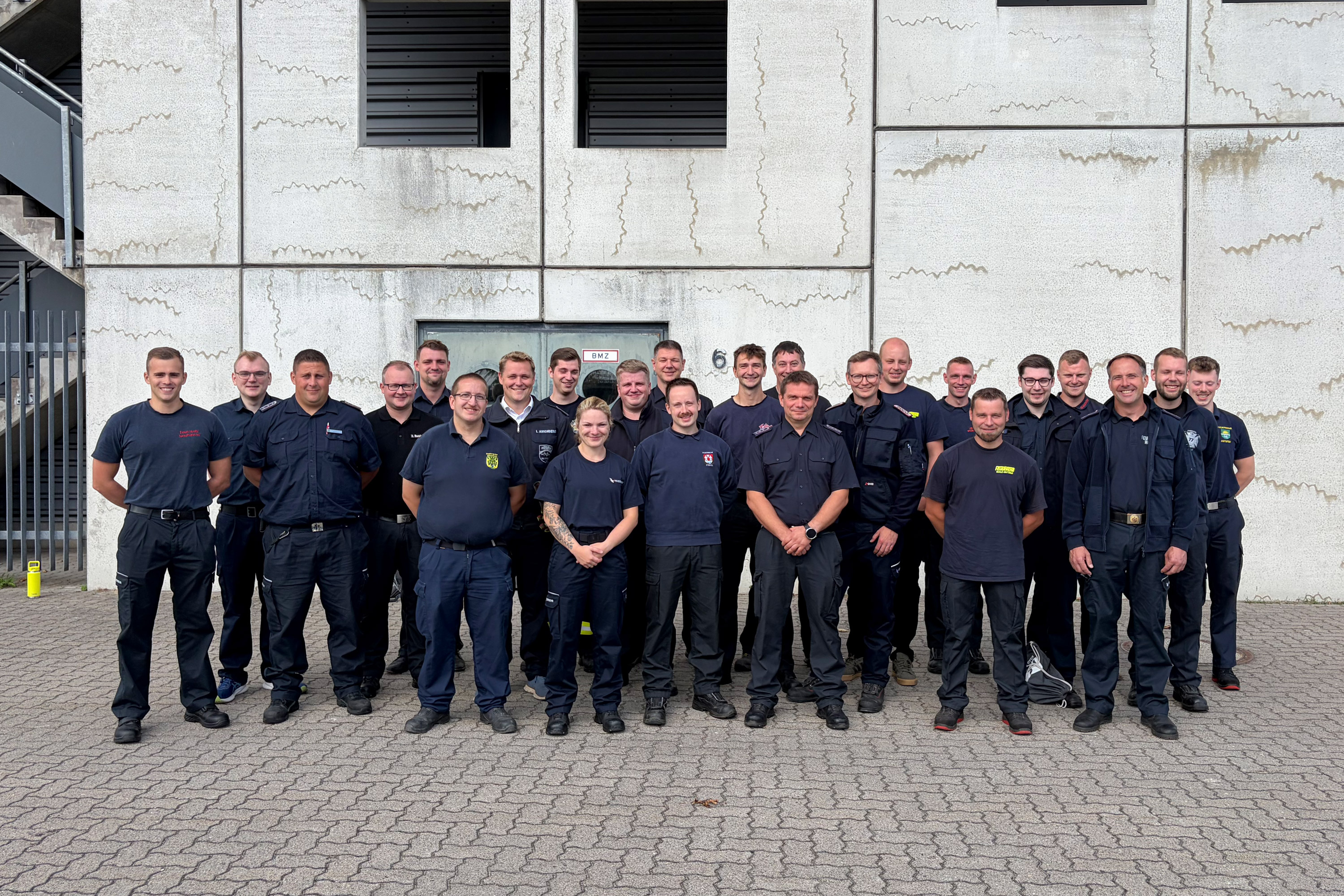 Teilnehmende des Lehrgangs Gruppenführung II - E-Learning haben sich zum Gruppenfoto auf dem Innenhof der LFS.SH aufgestellt