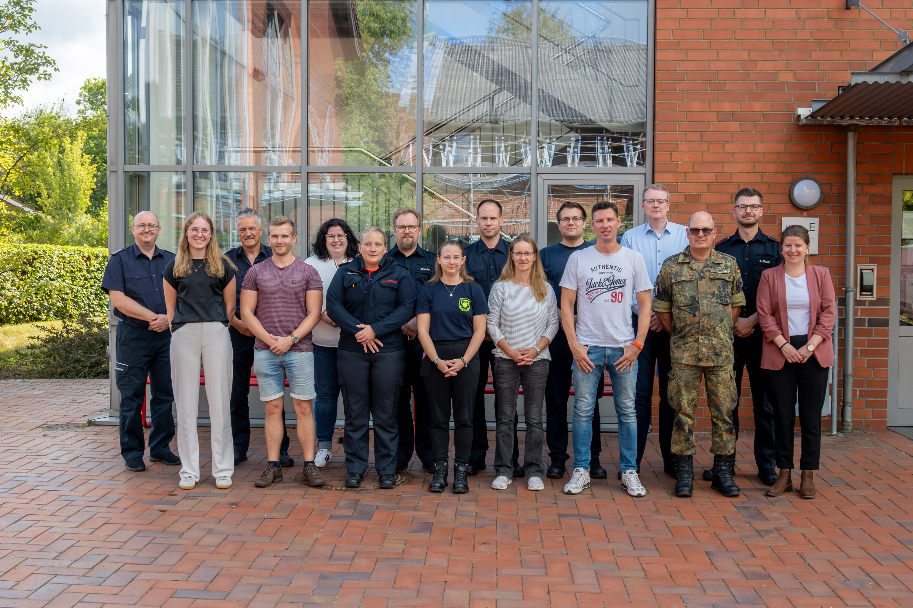 Teilnehmende des Lehrgangs Grundlagenschulung Operativ-taktische Stabsarbeit haben sich zum Gruppenfoto auf dem Innenhof der LFS.SH aufgestellt