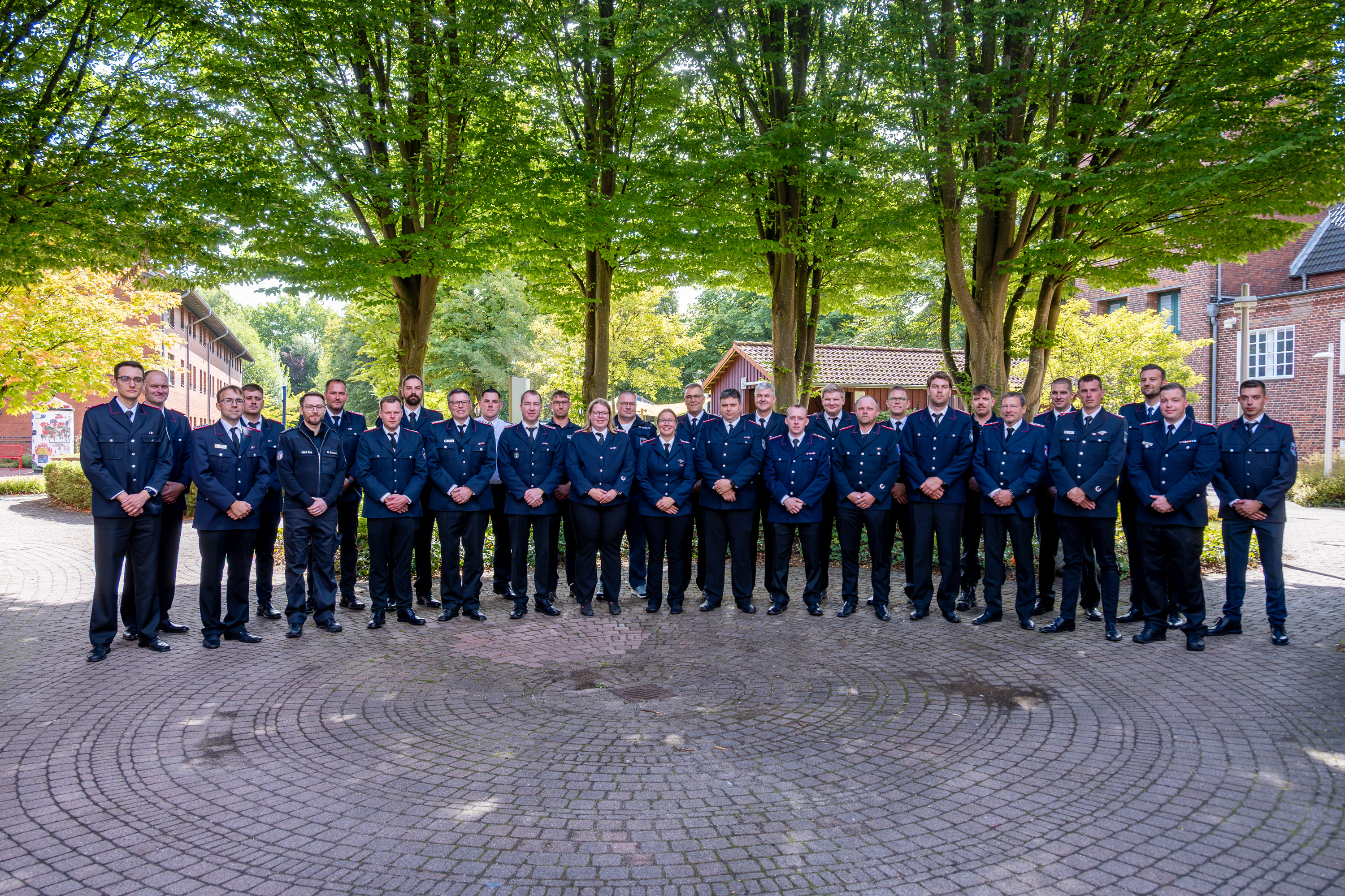 Teilnehmende des Lehrgangs Gruppenführung I haben sich zum Gruppenfoto auf dem Innenhof der LFS.SH aufgestellt