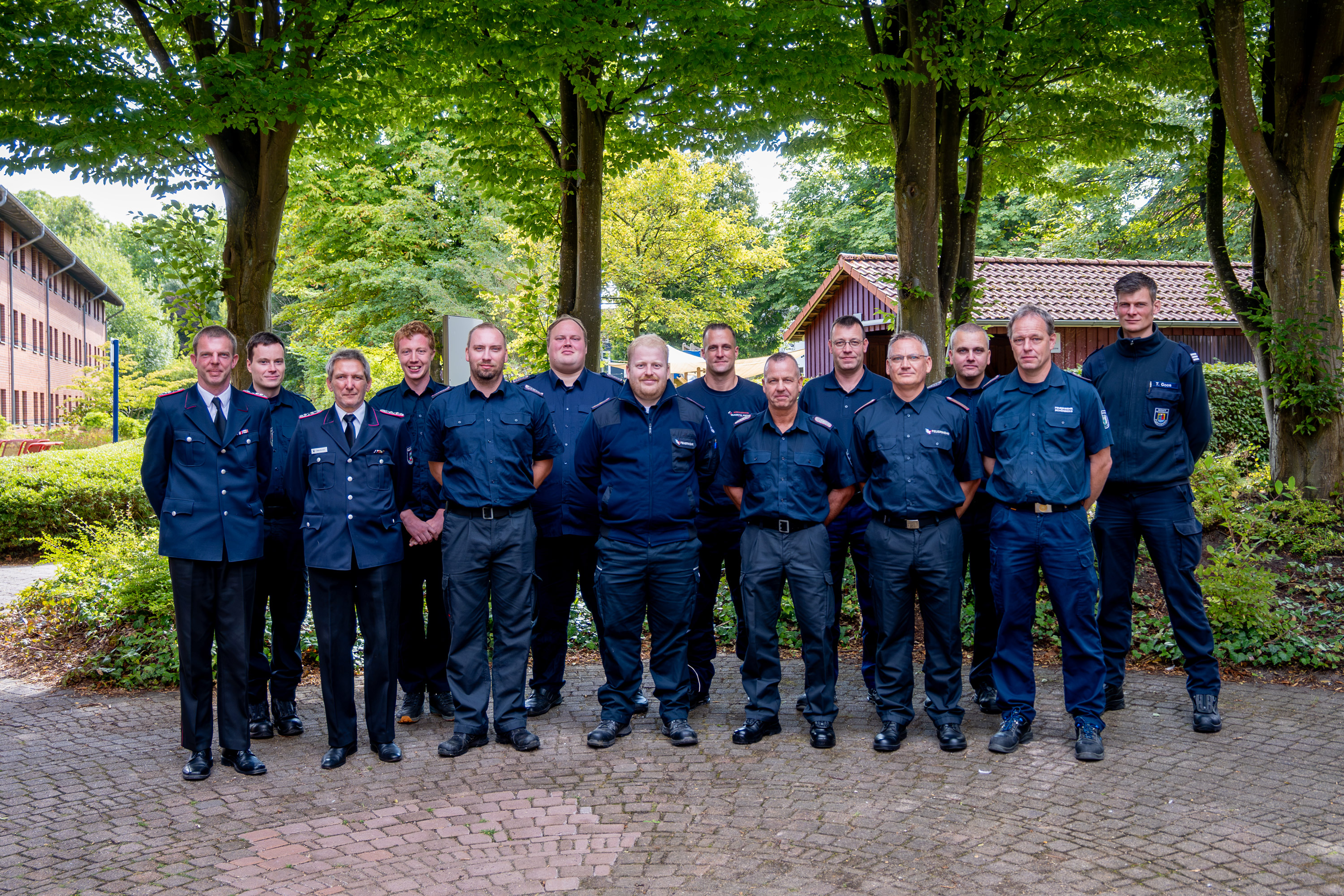 Teilnehmende des Lehrgangs THuBiB II - Technische Hilfe und Brandbekämpfung in Bahnanlagen Teil 2 haben sich zum Gruppenfoto auf dem Innenhof der LFS.SH aufgestellt