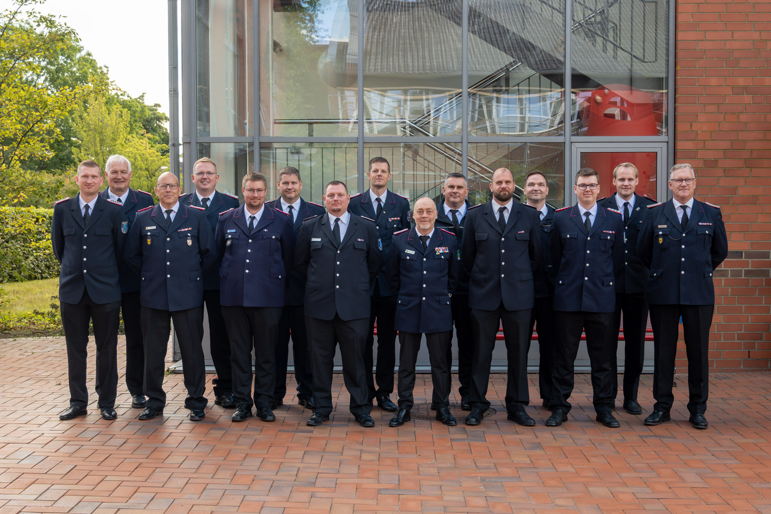 Teilnehmende des Lehrgangs Verbandsführung haben sich zum Gruppenfoto auf dem Innenhof der LFS.SH aufgestellt