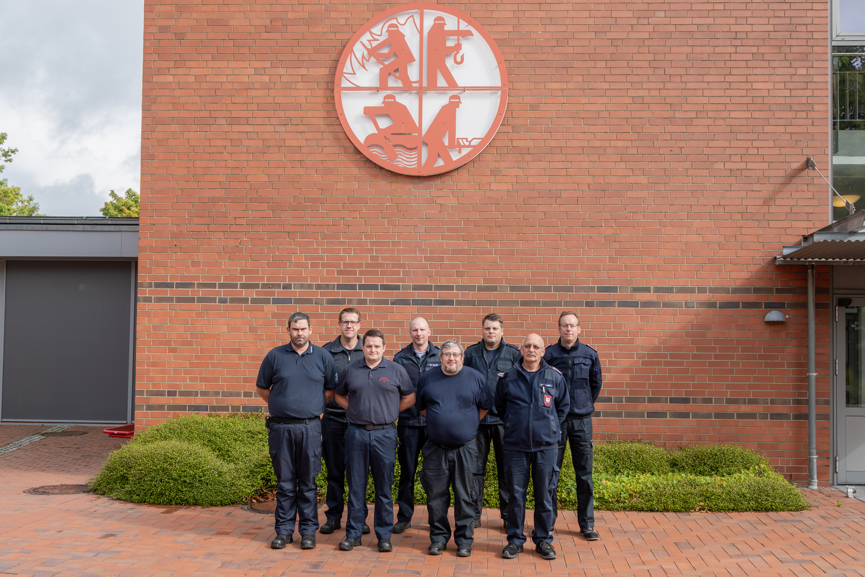 Teilnehmende des Lehrgangs Fortbildung Atemschutzgerätewartung haben sich zum Gruppenfoto auf dem Innenhof der LFS.SH aufgestellt