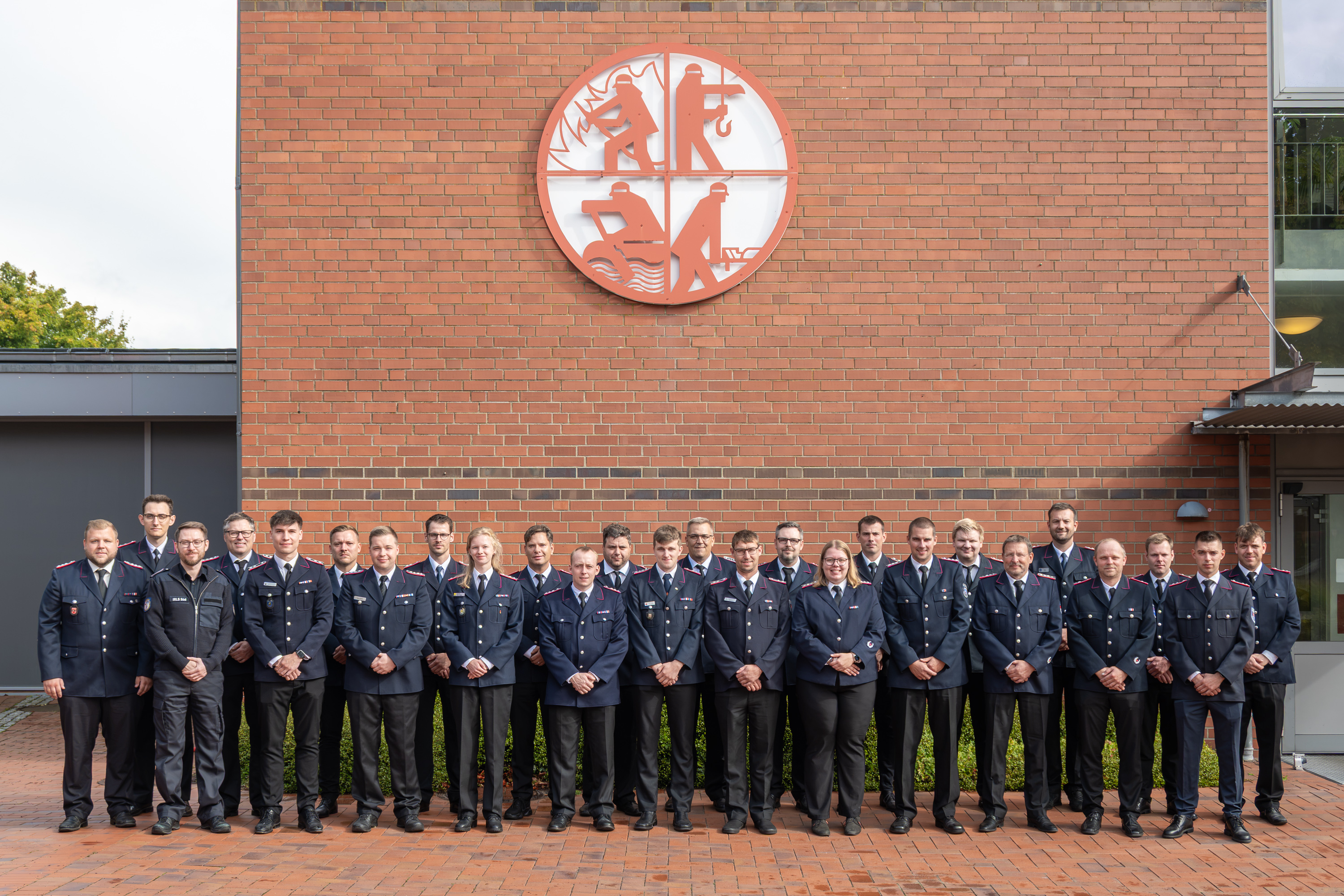 Teilnehmende des Lehrgangs Gruppenführung II haben sich zum Gruppenfoto auf dem Innenhof der LFS.SH aufgestellt