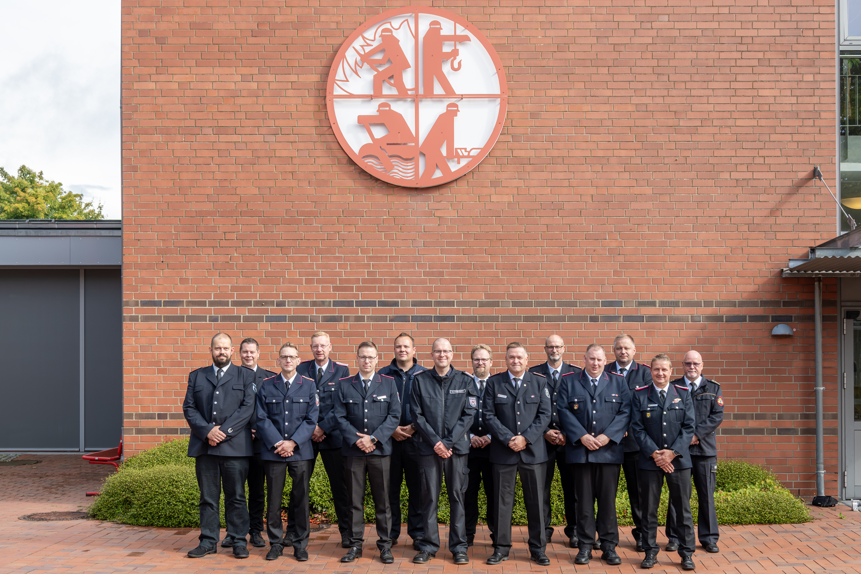 Teilnehmende des Lehrgangs Verbandsführung haben sich zum Gruppenfoto auf dem Innenhof der LFS.SH aufgestellt