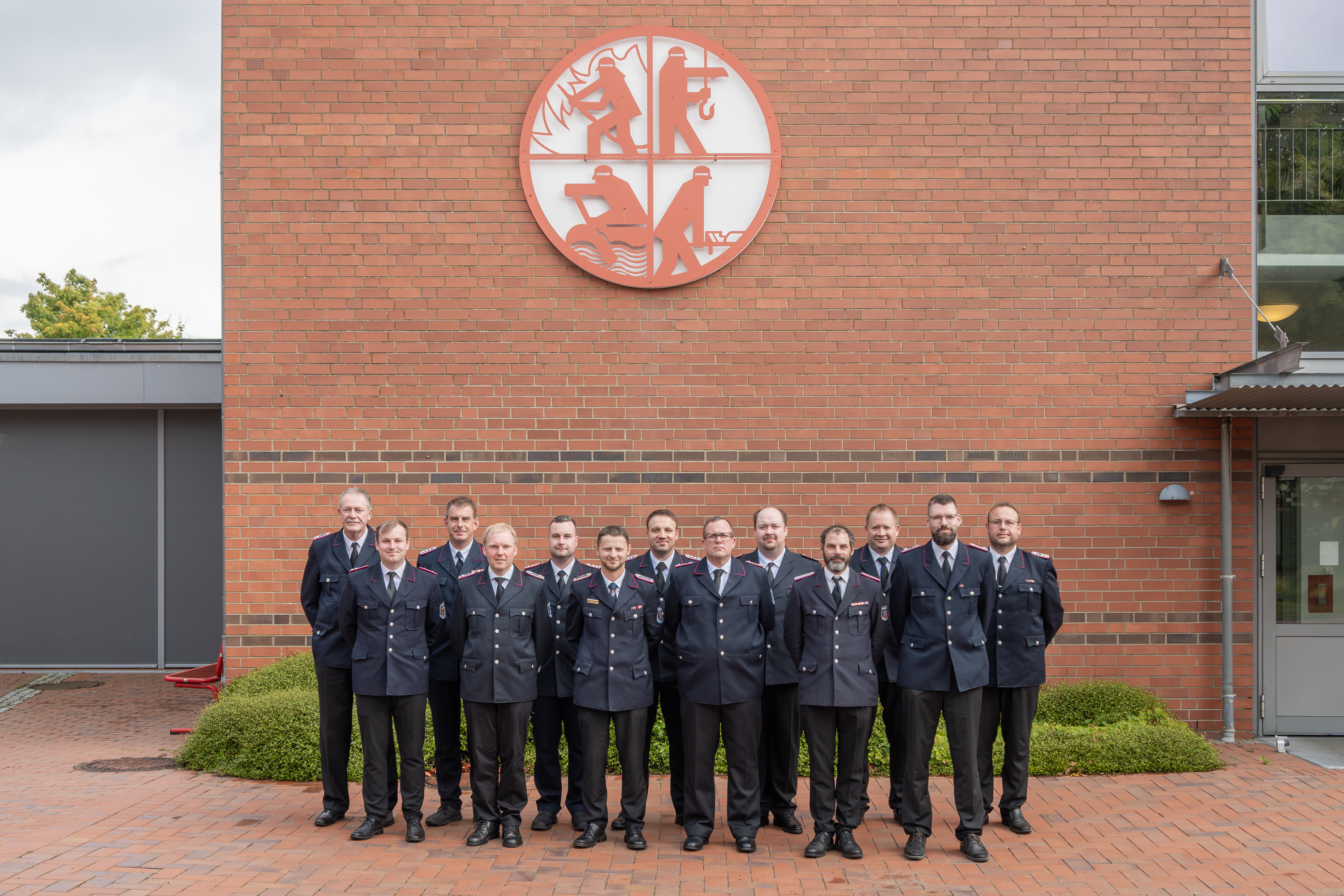 Teilnehmende des Lehrgangs Zugführung II haben sich zum Gruppenfoto auf dem Innenhof der LFS.SH aufgestellt