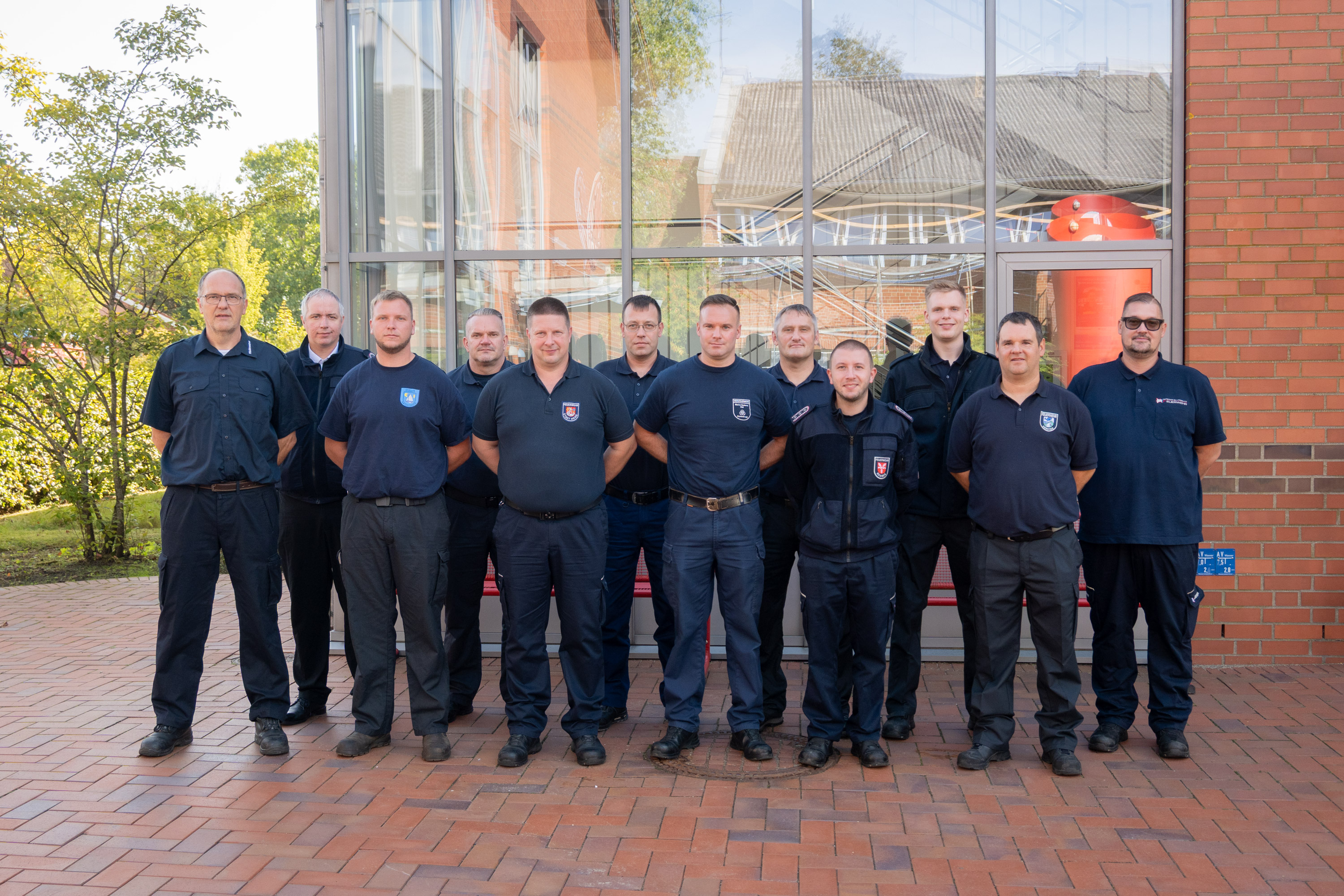 Teilnehmende des Lehrgangs Atemschutzgerätewartung haben sich zum Gruppenfoto auf dem Innenhof der LFS.SH aufgestellt