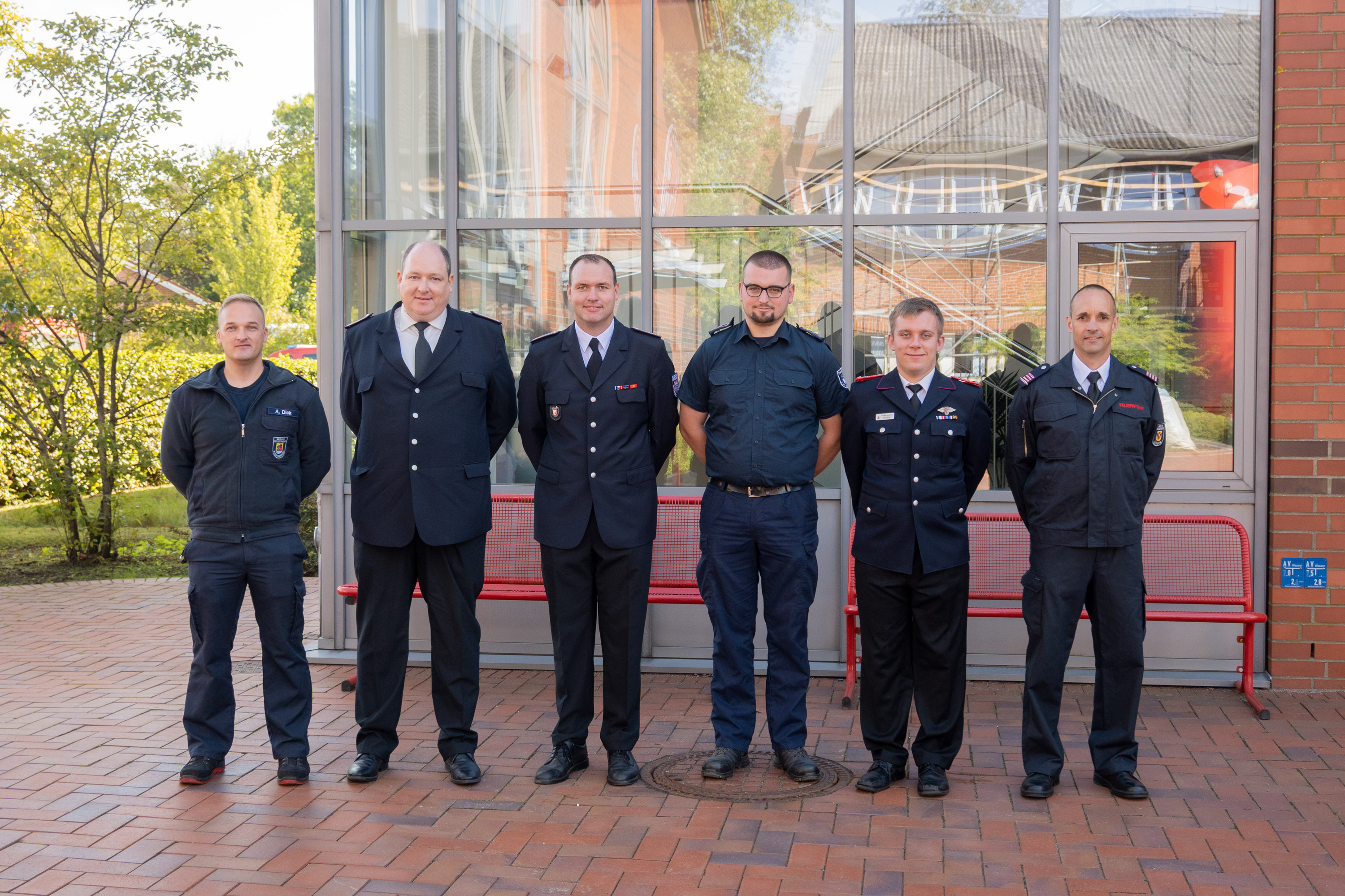 Teilnehmende des Lehrgangs Ausbilderin bzw. Ausbilder in der Feuerwehr haben sich zum Gruppenfoto auf dem Innenhof der LFS.SH aufgestellt