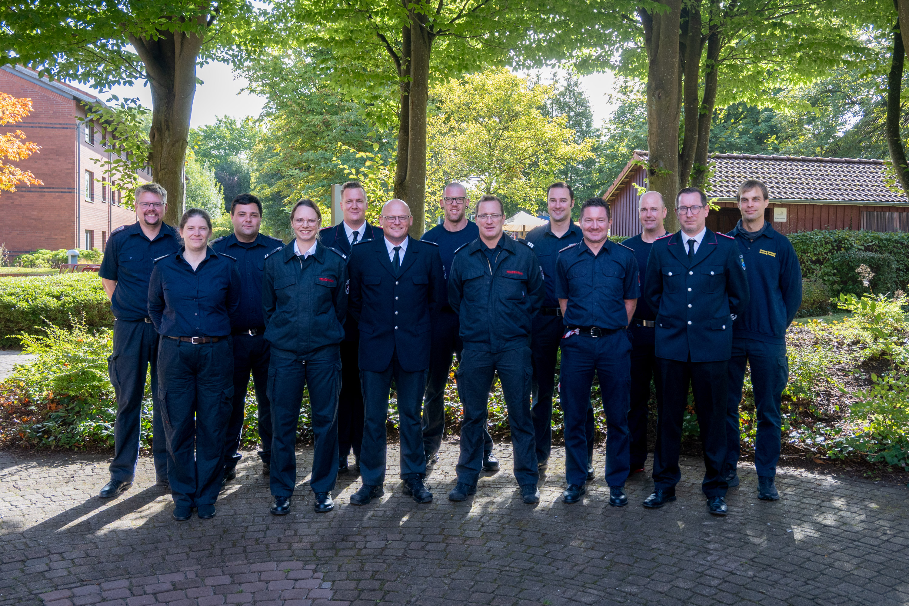 Teilnehmende des Lehrgangs Erwerb der Fachkunde im Strahlenschutz S2.2 haben sich zum Gruppenfoto auf dem Innenhof der LFS.SH aufgestellt