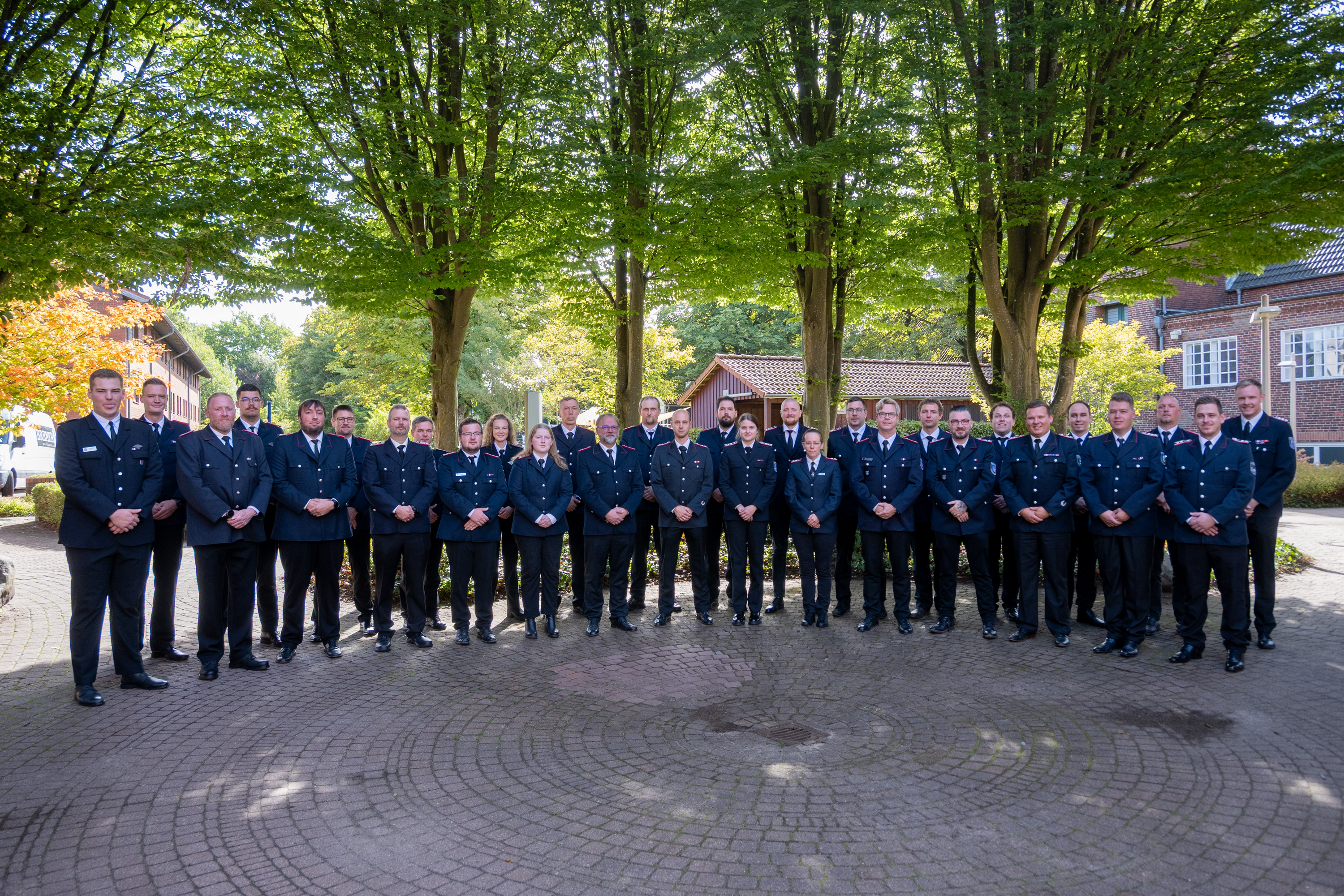 Teilnehmende des Lehrgangs Gruppenführung I haben sich zum Gruppenfoto auf dem Innenhof der LFS.SH aufgestellt