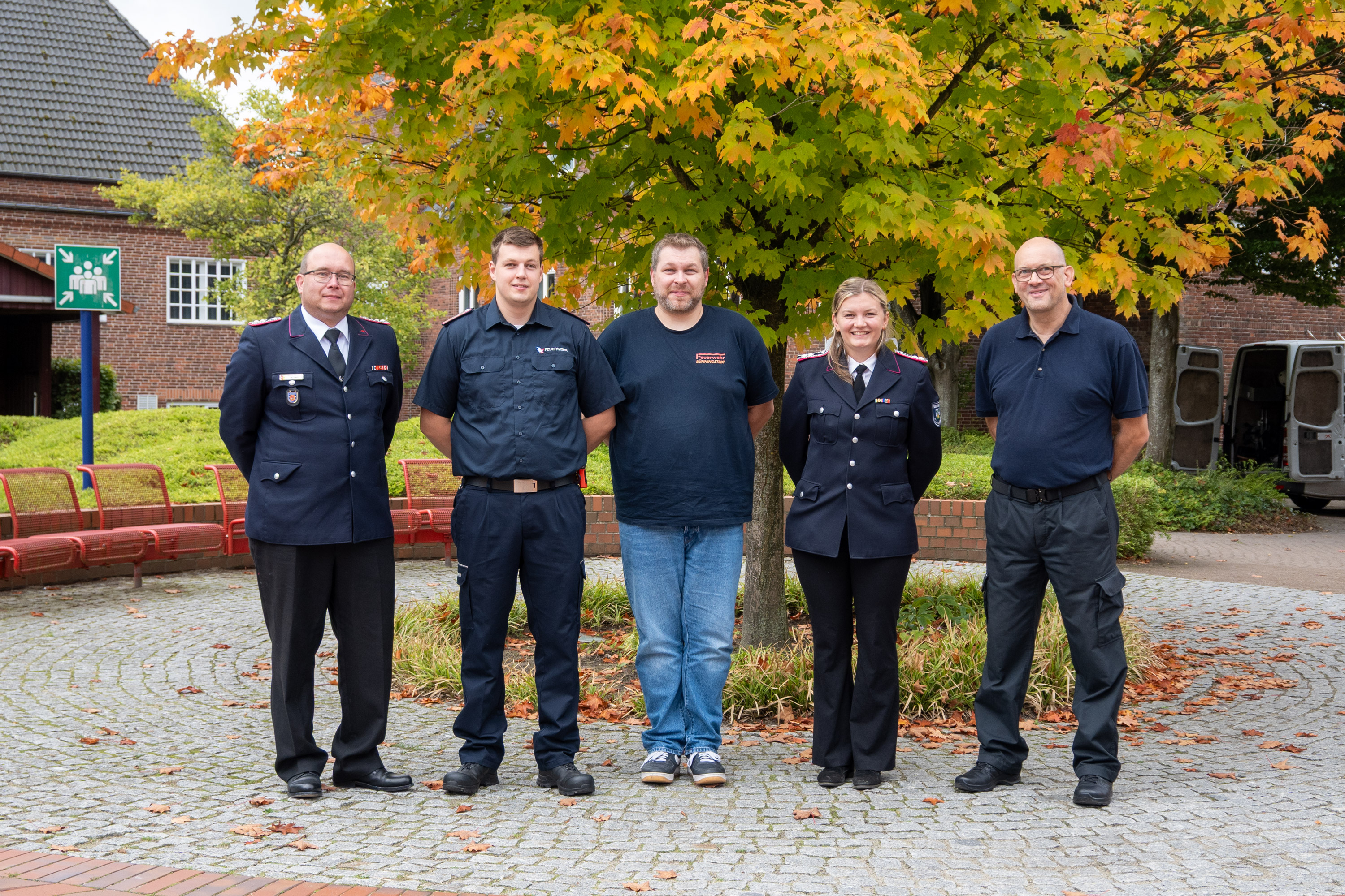 Teilnehmende des Workshops Pressearbeit haben sich zum Gruppenfoto auf dem Innenhof der LFS.SH aufgestellt