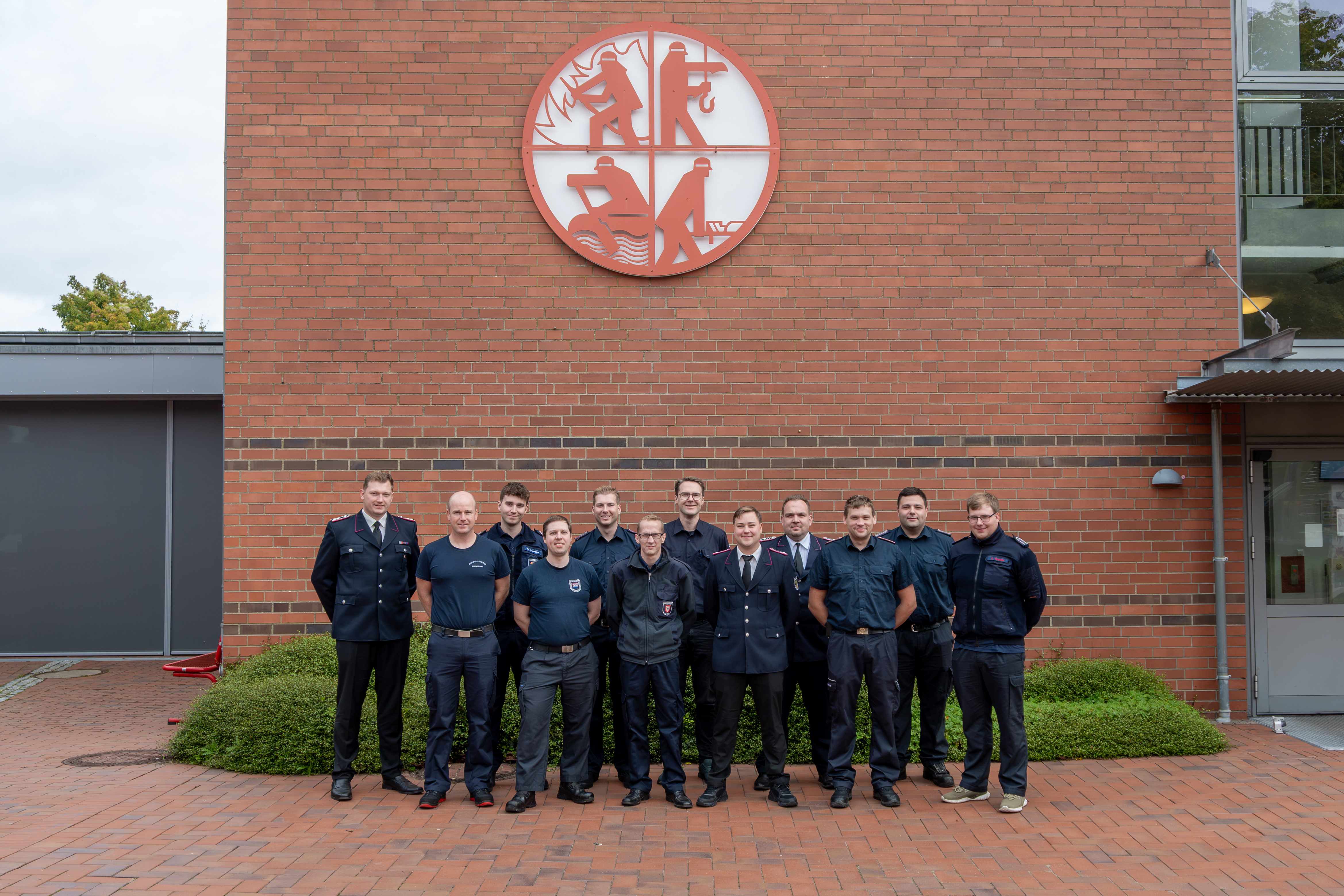 Teilnehmende des Lehrgangs CBRN-Dekontamination haben sich zum Gruppenfoto auf dem Innenhof der LFS.SH aufgestellt