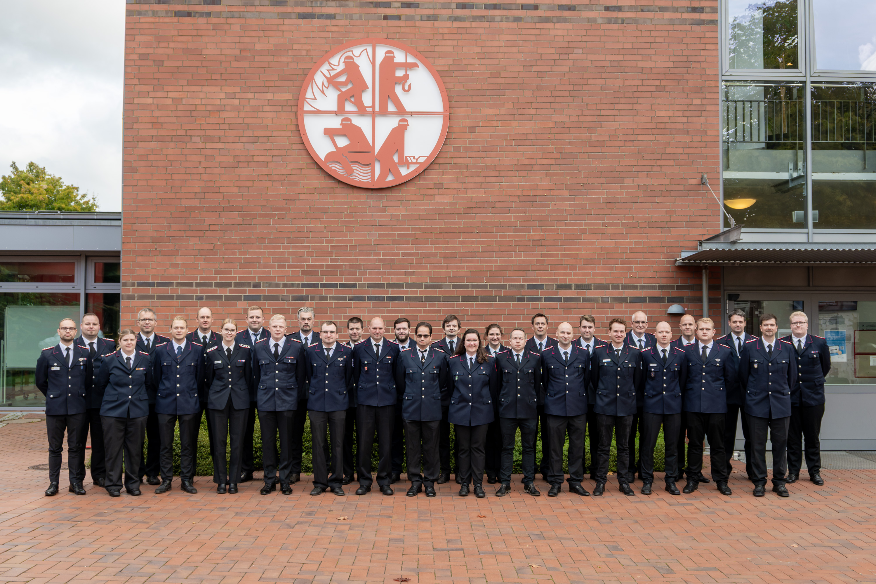 Teilnehmende des Lehrgangs Gruppenführung I haben sich zum Gruppenfoto auf dem Innenhof der LFS.SH aufgestellt