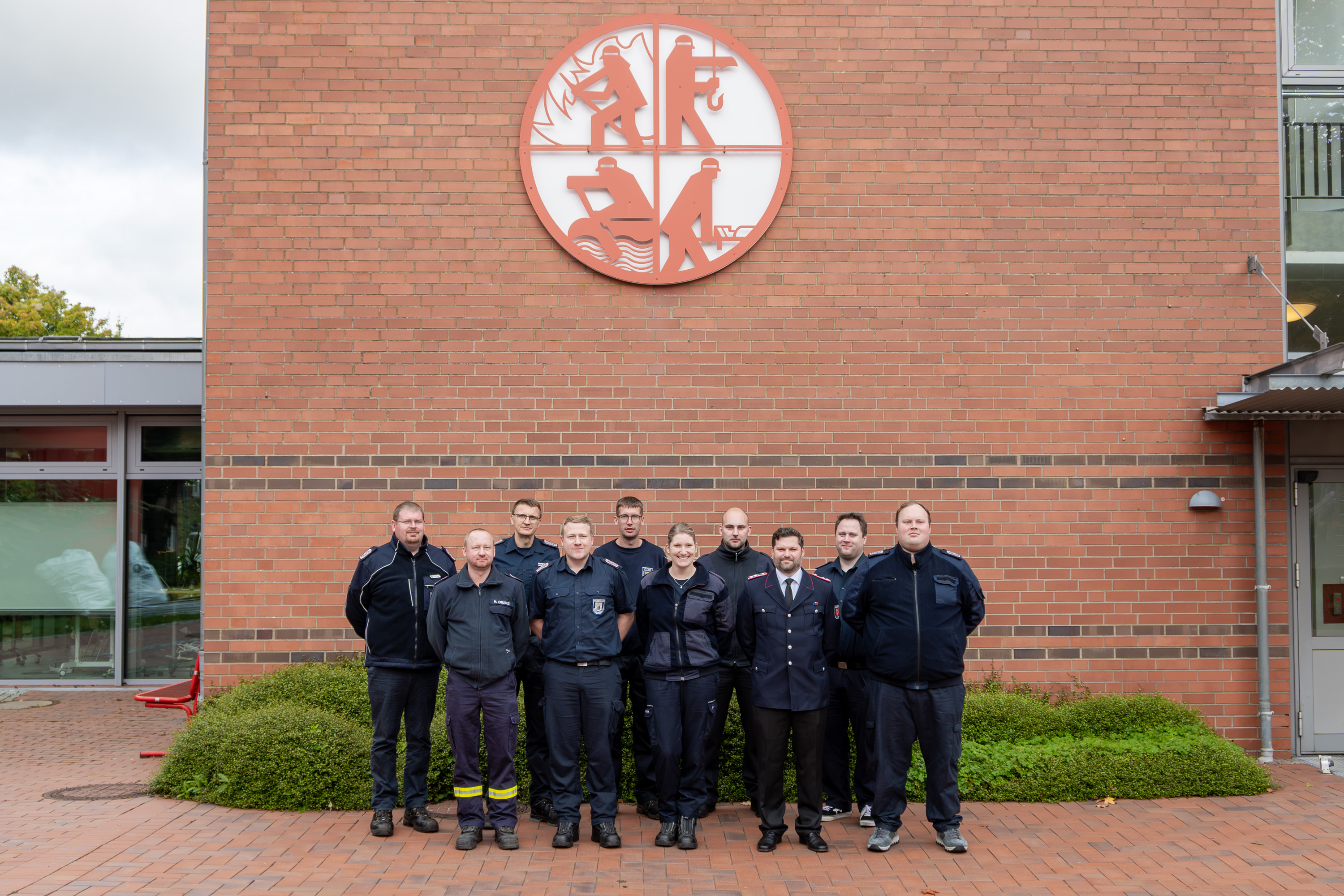 Teilnehmende des Lehrgangs Gerätewartung haben sich zum Gruppenfoto auf dem Innenhof der LFS.SH aufgestellt