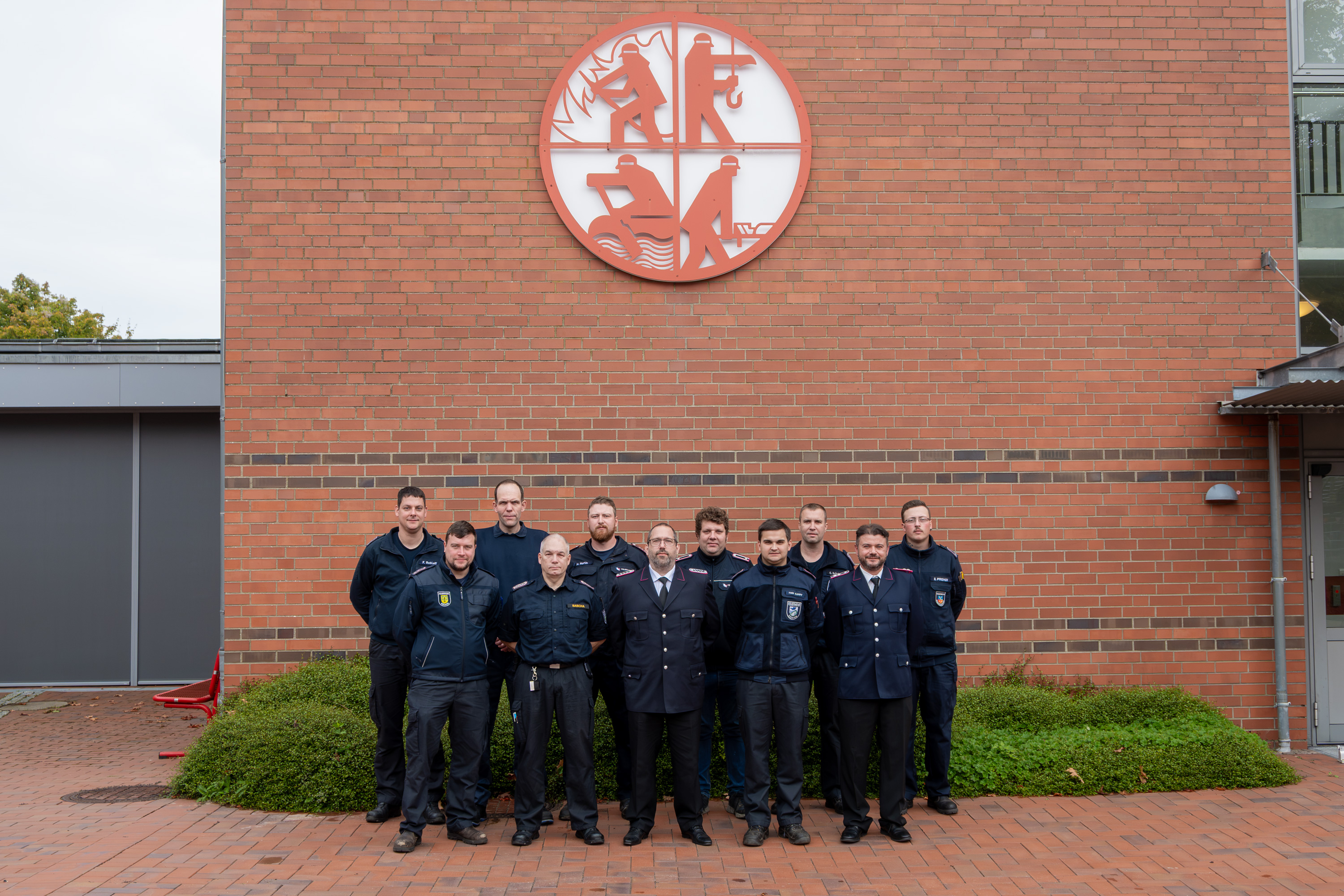Teilnehmende des Lehrgangs Gerätewartung haben sich zum Gruppenfoto auf dem Innenhof der LFS.SH aufgestellt