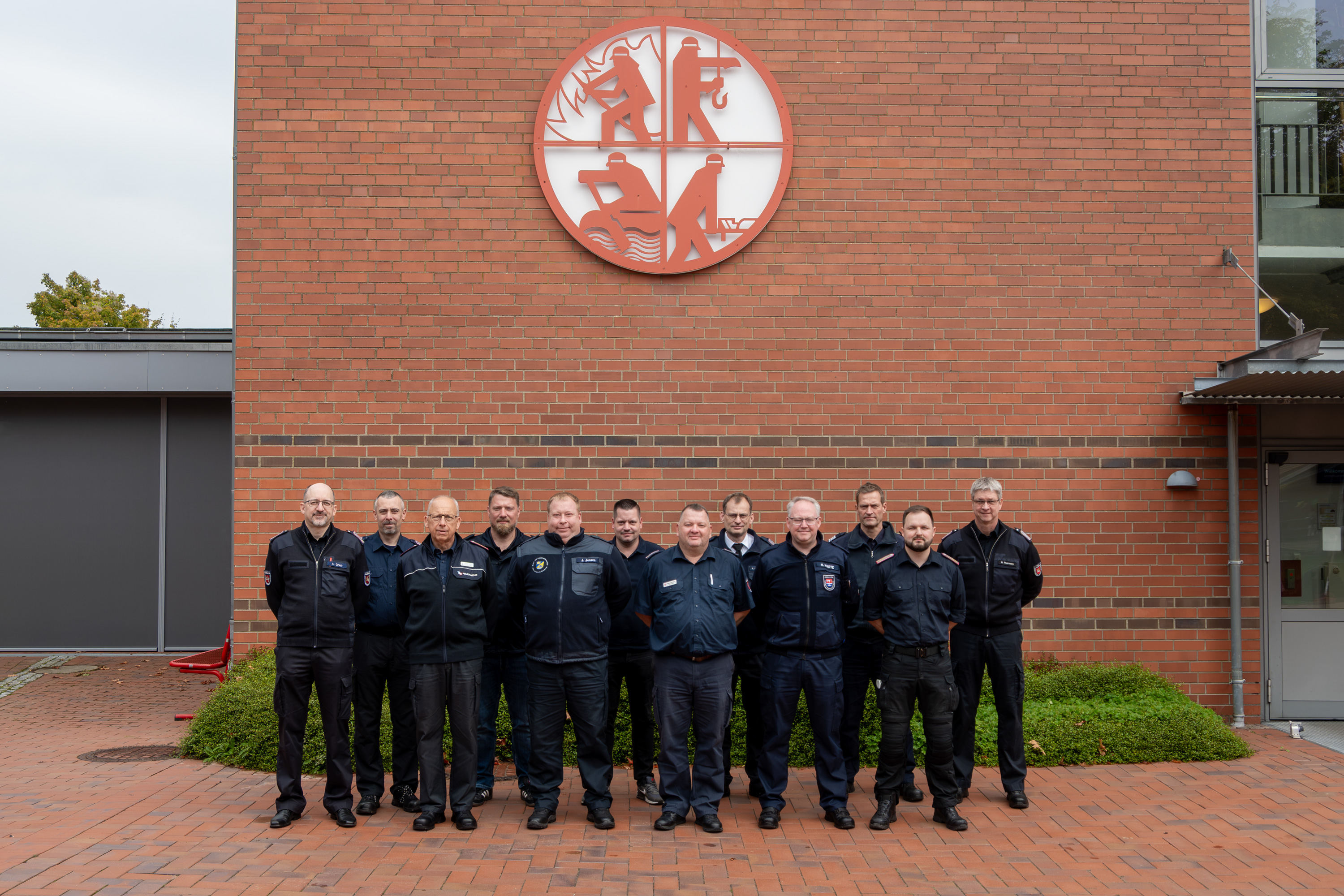 Teilnehmende des Lehrgangs Stabsarbeit im Bereich S 3 haben sich zum Gruppenfoto auf dem Innenhof der LFS.SH aufgestellt