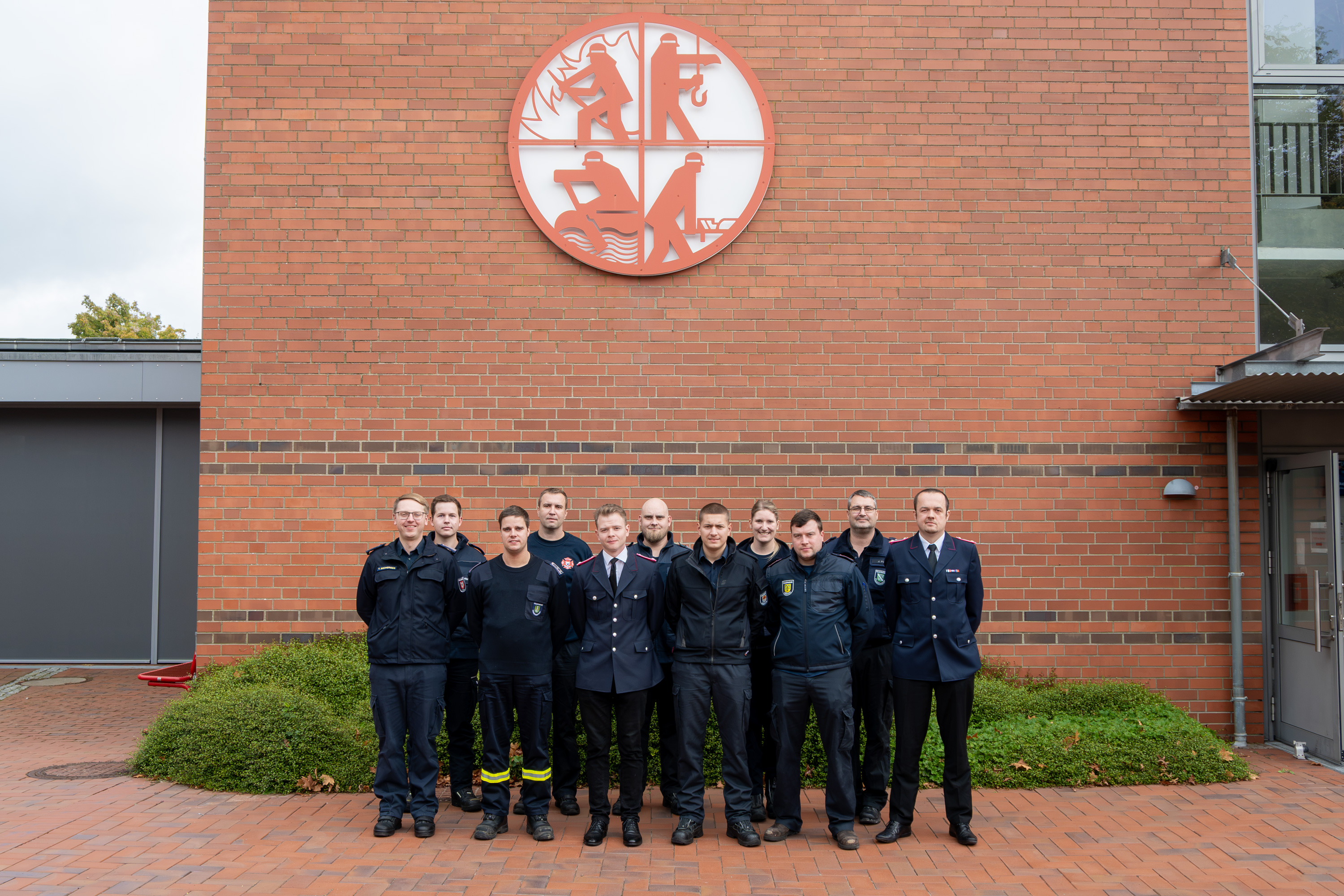 Teilnehmende des Lehrgangs Atemschutzgerätewartung haben sich zum Gruppenfoto auf dem Innenhof der LFS.SH aufgestellt