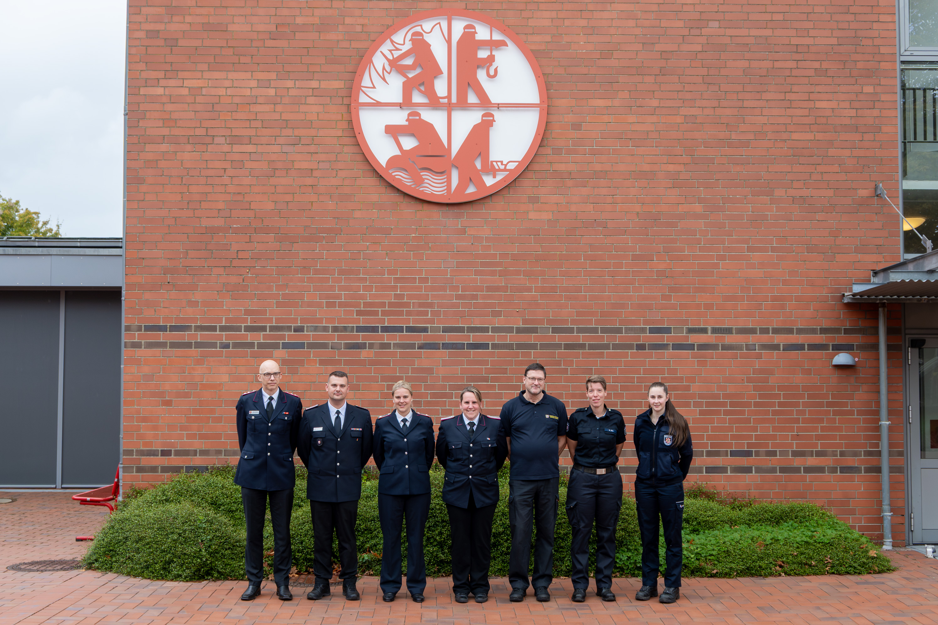Teilnehmende des Workshops Pressearbeit haben sich zum Gruppenfoto auf dem Innenhof der LFS.SH aufgestellt