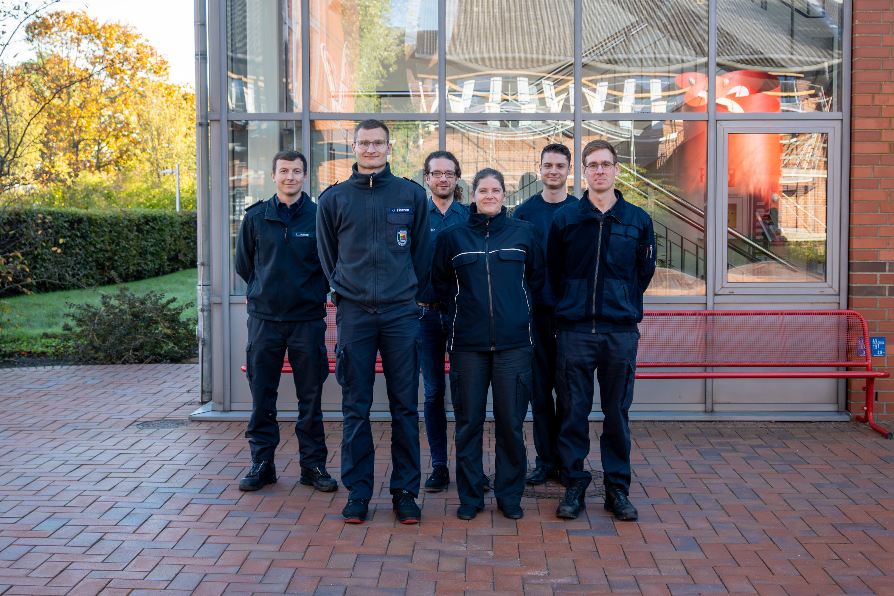 Teilnehmende des Lehrgangs CBRN-Erkundungskraftwagen haben sich zum Gruppenfoto auf dem Innenhof der LFS.SH aufgestellt