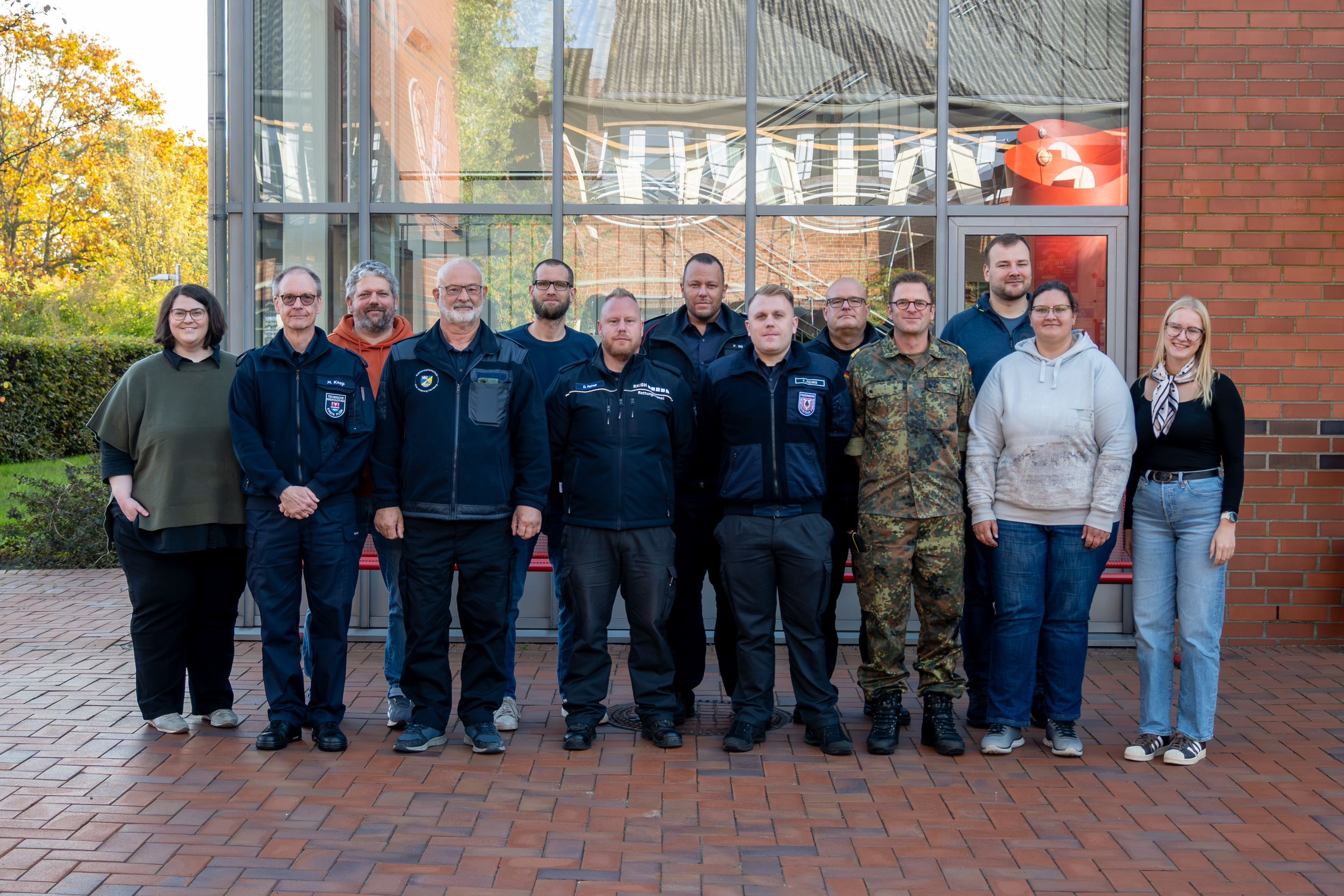 Teilnehmende des Lehrgangs Grundlagenschulung Operativ-taktische Stabsarbeit haben sich zum Gruppenfoto auf dem Innenhof der LFS.SH aufgestellt