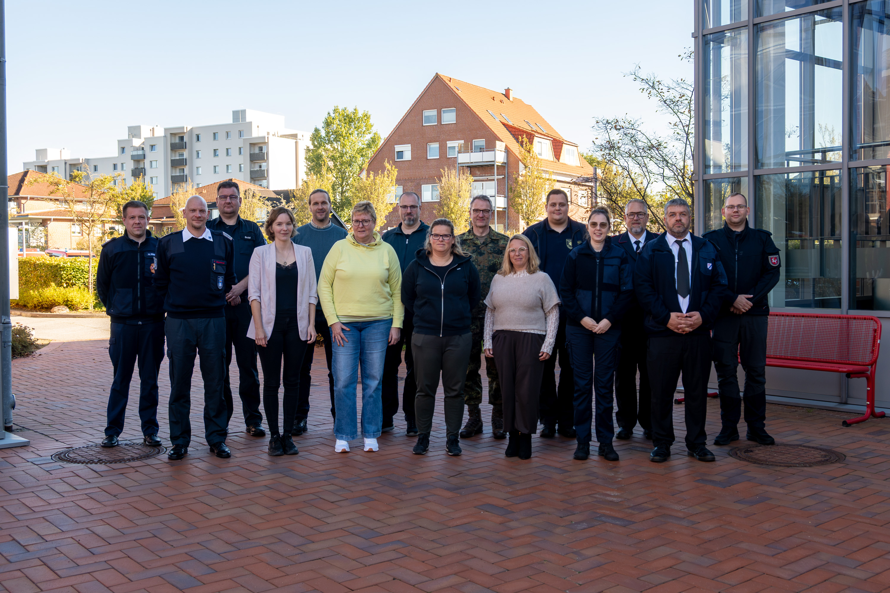 Teilnehmende des Lehrgangs Grundlagenschulung Operativ-taktische Stabsarbeit haben sich zum Gruppenfoto auf dem Innenhof der LFS.SH aufgestellt