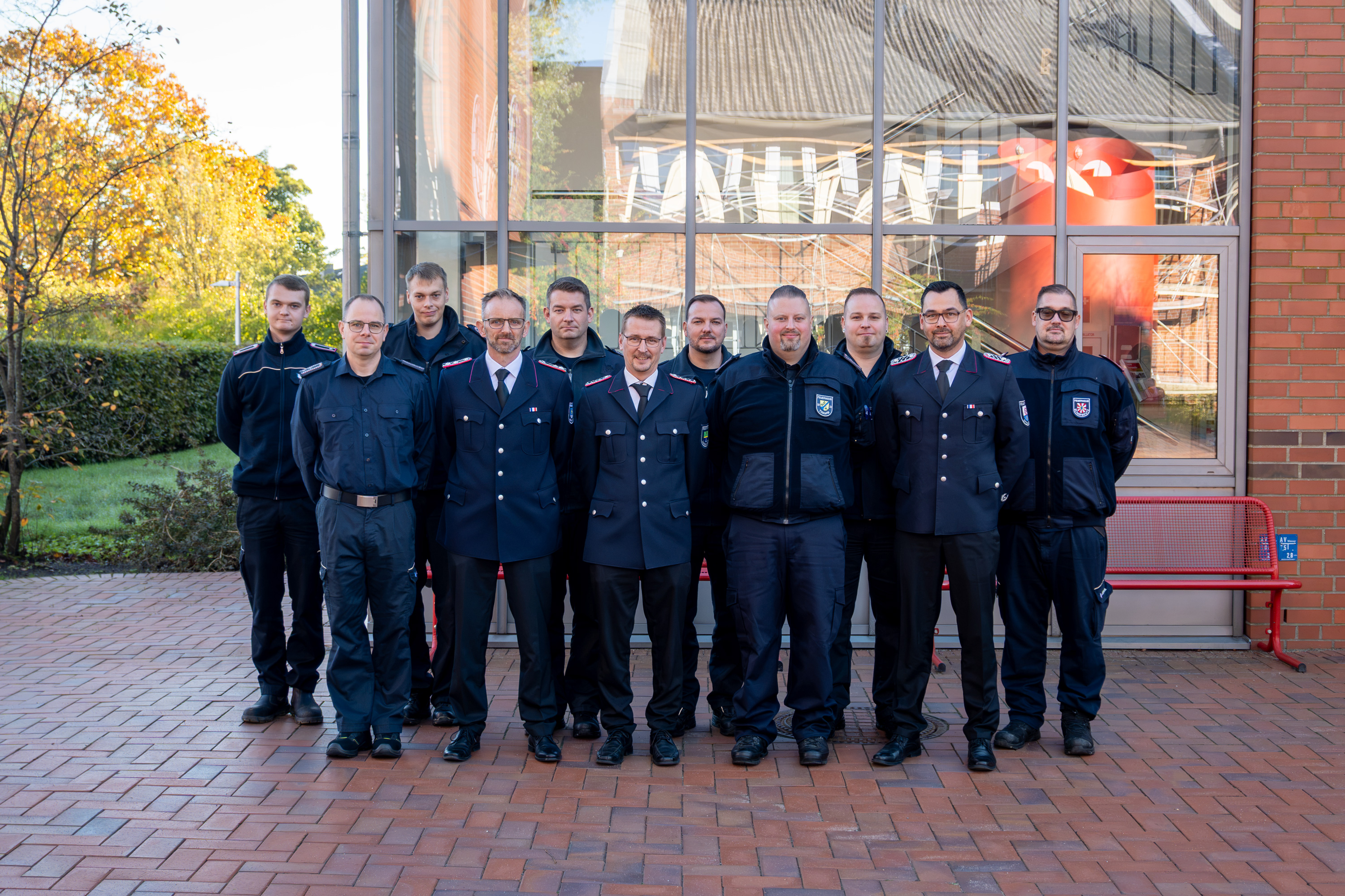 Teilnehmende des Lehrgangs Gerätewartung haben sich zum Gruppenfoto auf dem Innenhof der LFS.SH aufgestellt