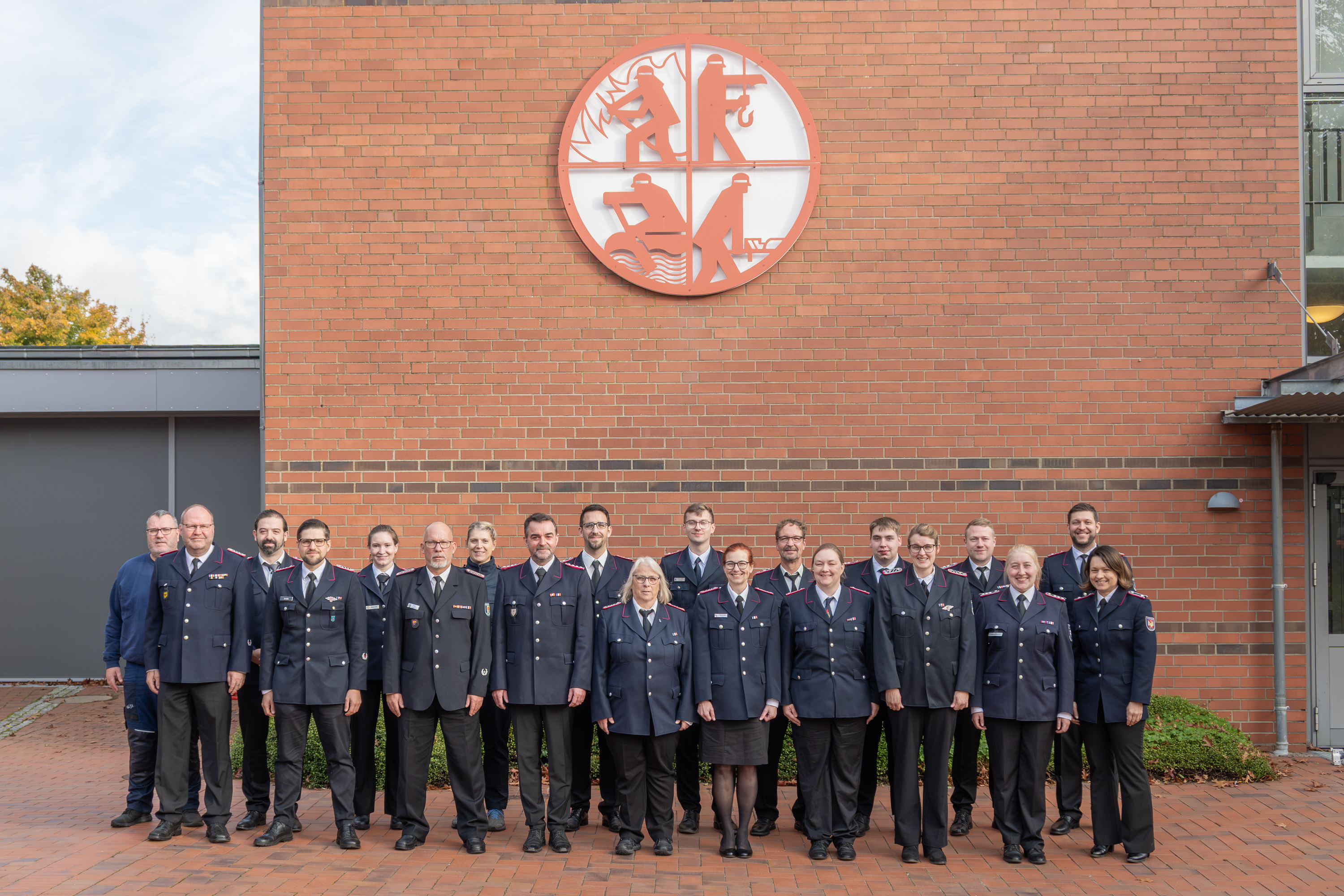 Teilnehmende des Lehrgangs Brandschutzerziehung / Brandschutzaufklärung haben sich zum Gruppenfoto auf dem Innenhof der LFS.SH aufgestellt