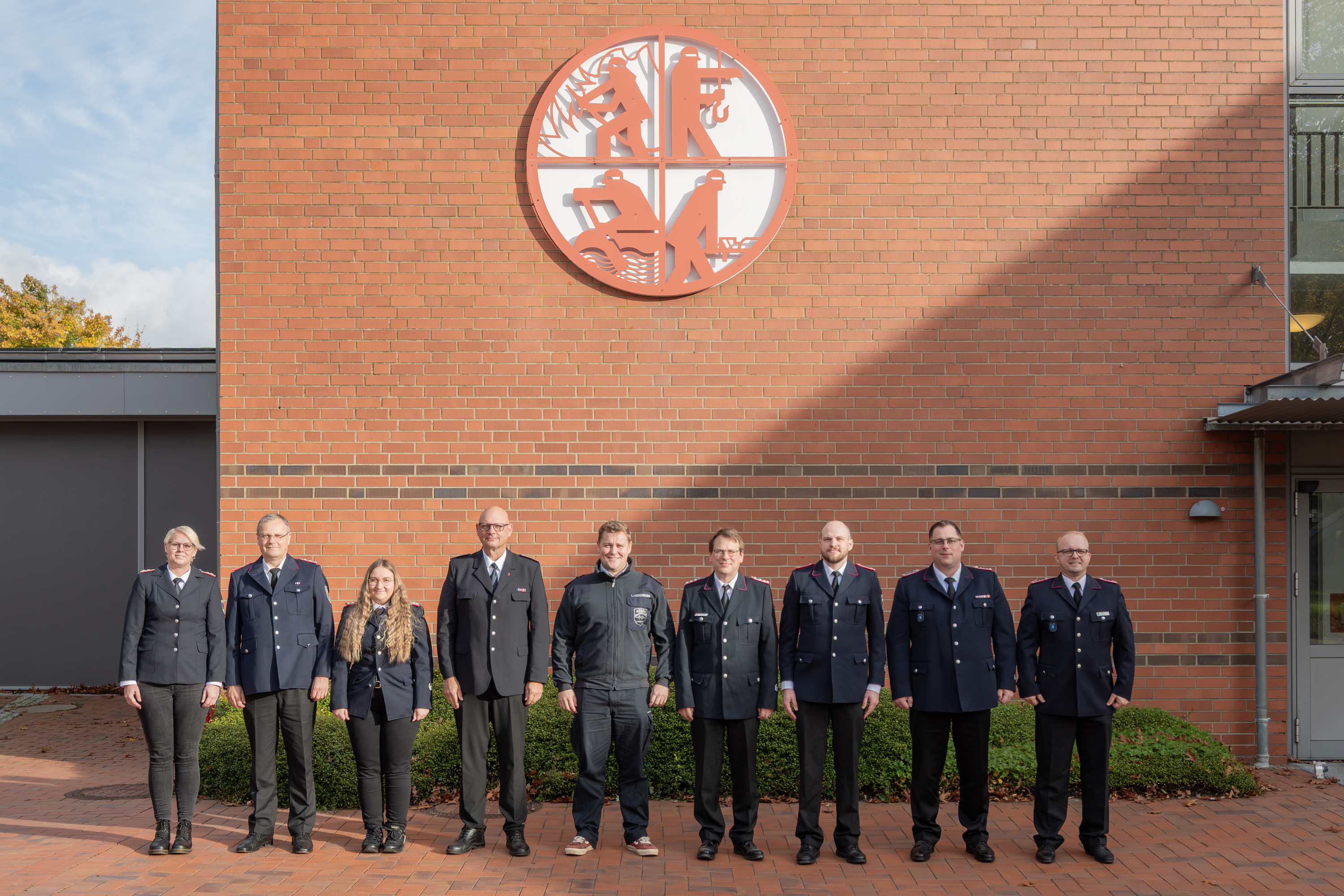 Teilnehmende des Lehrgangs Führungskräftetraining 1 – Führungsinstrumente Basis haben sich zum Gruppenfoto auf dem Innenhof der LFS.SH aufgestellt