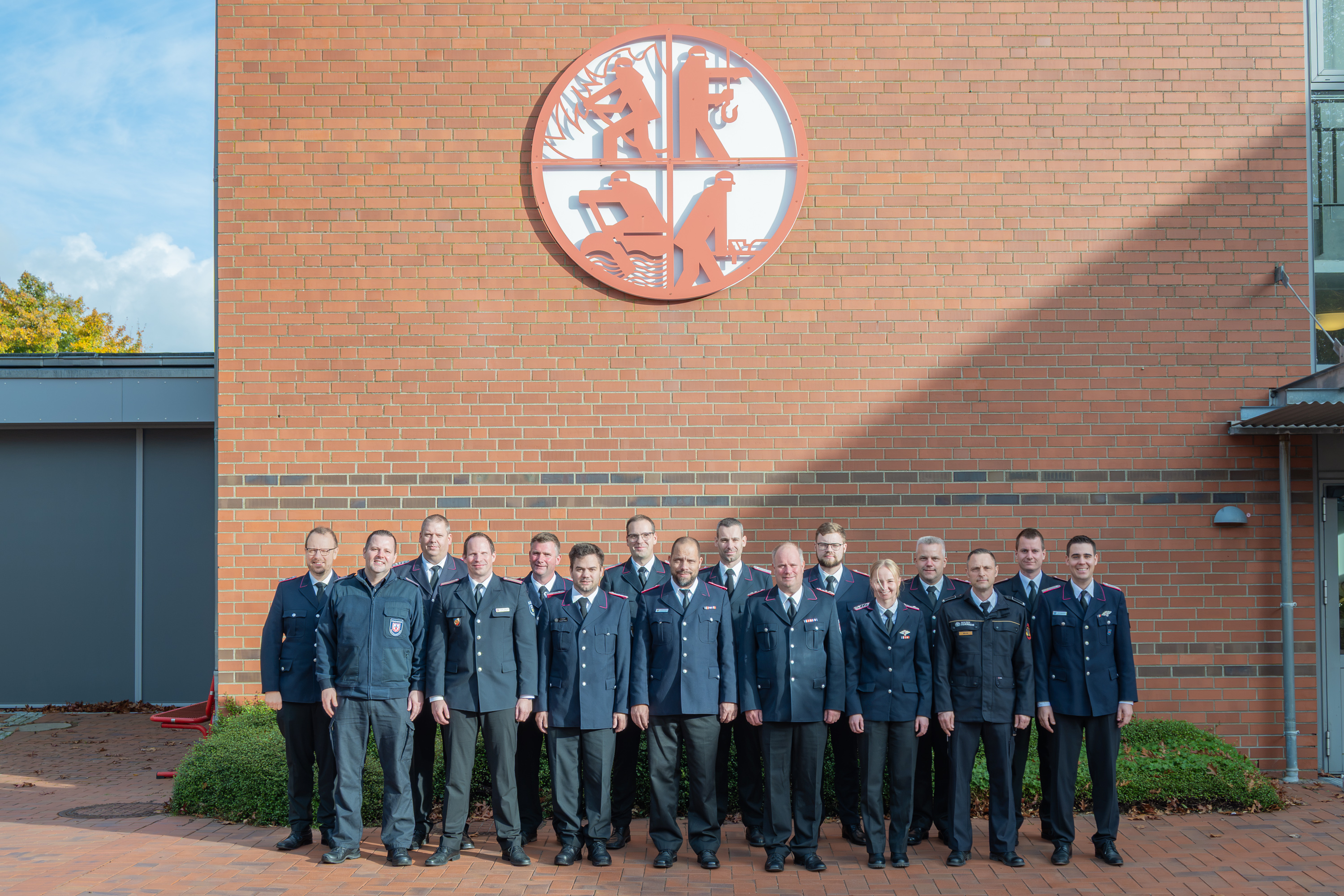 Teilnehmende des Lehrgangs Verbandsführung haben sich zum Gruppenfoto auf dem Innenhof der LFS.SH aufgestellt
