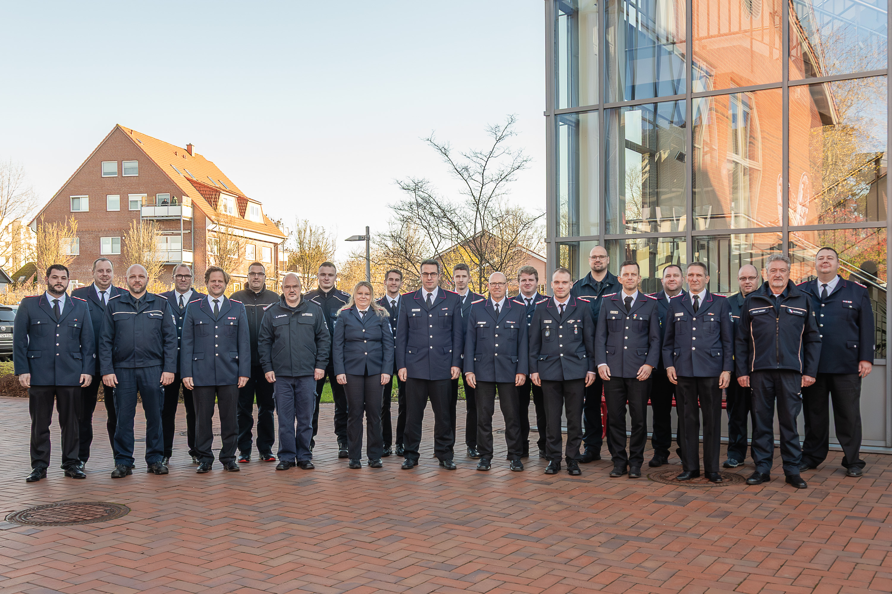 Teilnehmende des Lehrganges Brandschutzerziehung / Brandschutzaufklärung zwei haben sich zum Gruppenfoto auf dem Innenhof der LFS.SH aufgestellt