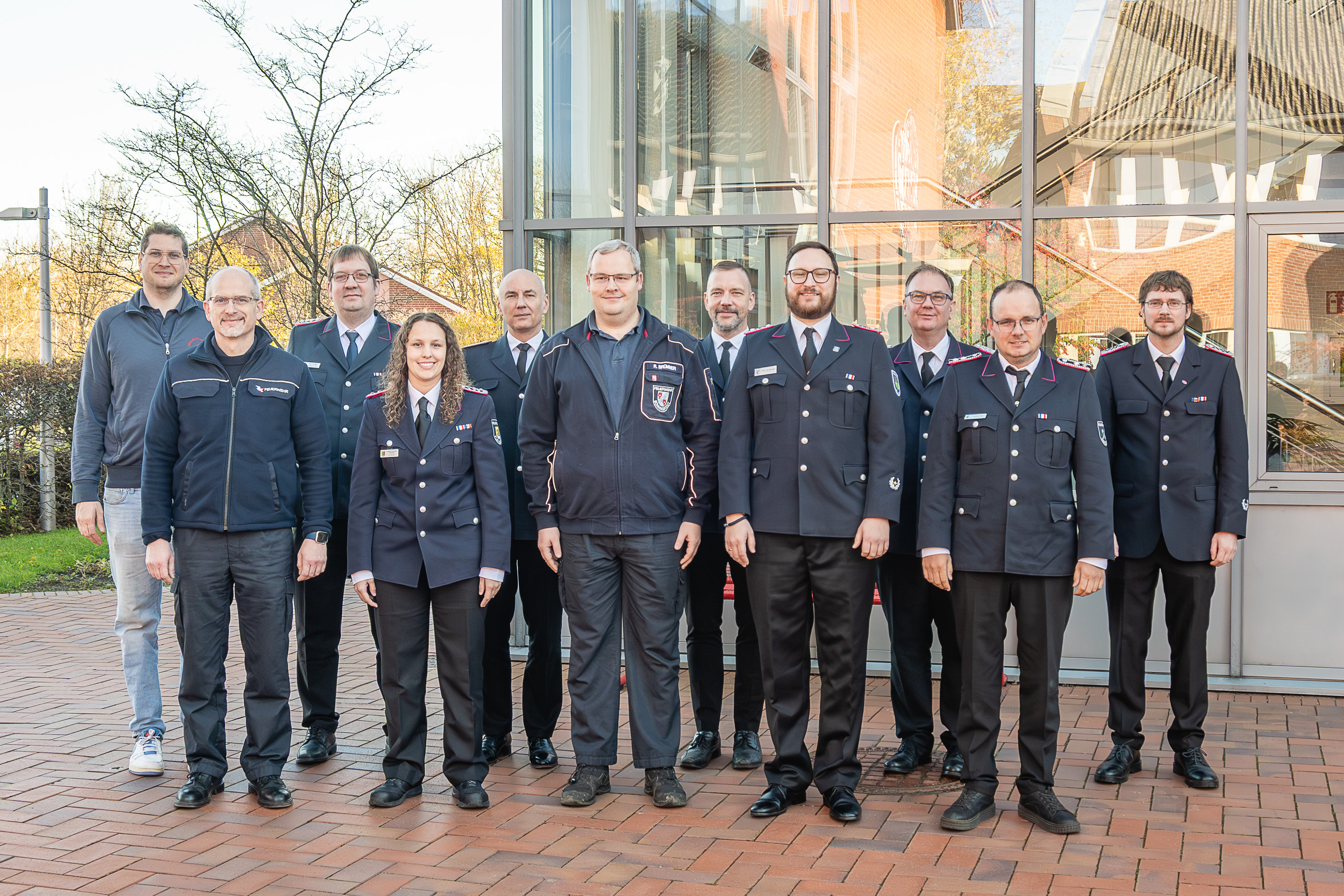 Teilnehmende des Lehrganges Führungskräftetraining 1 – Führungsinstrumente Basis zwei haben sich zum Gruppenfoto auf dem Innenhof der LFS.SH aufgestellt