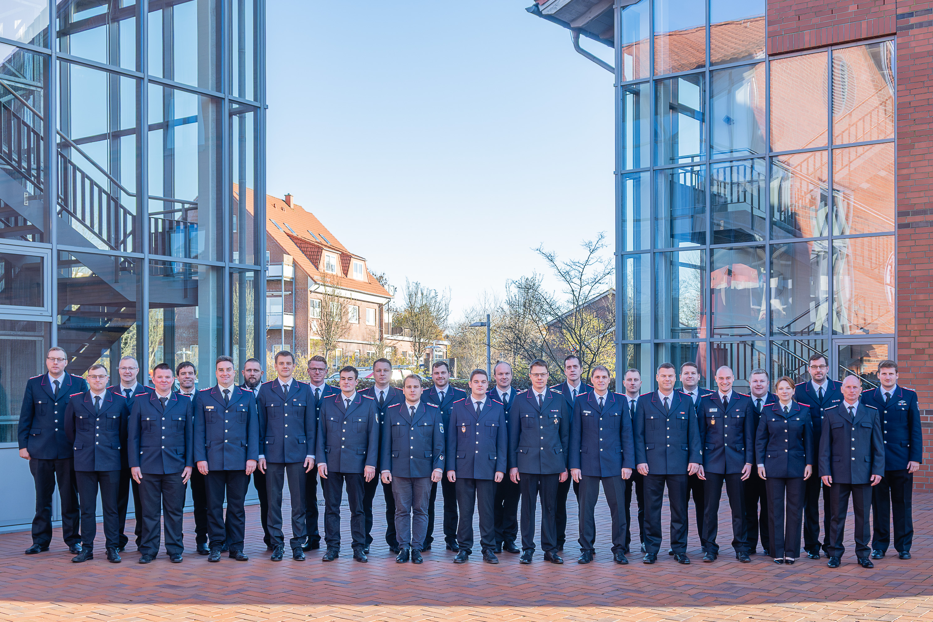 Teilnehmende des Lehrganges Gruppenführer zwei haben sich zum Gruppenfoto auf dem Innenhof der LFS.SH aufgestellt