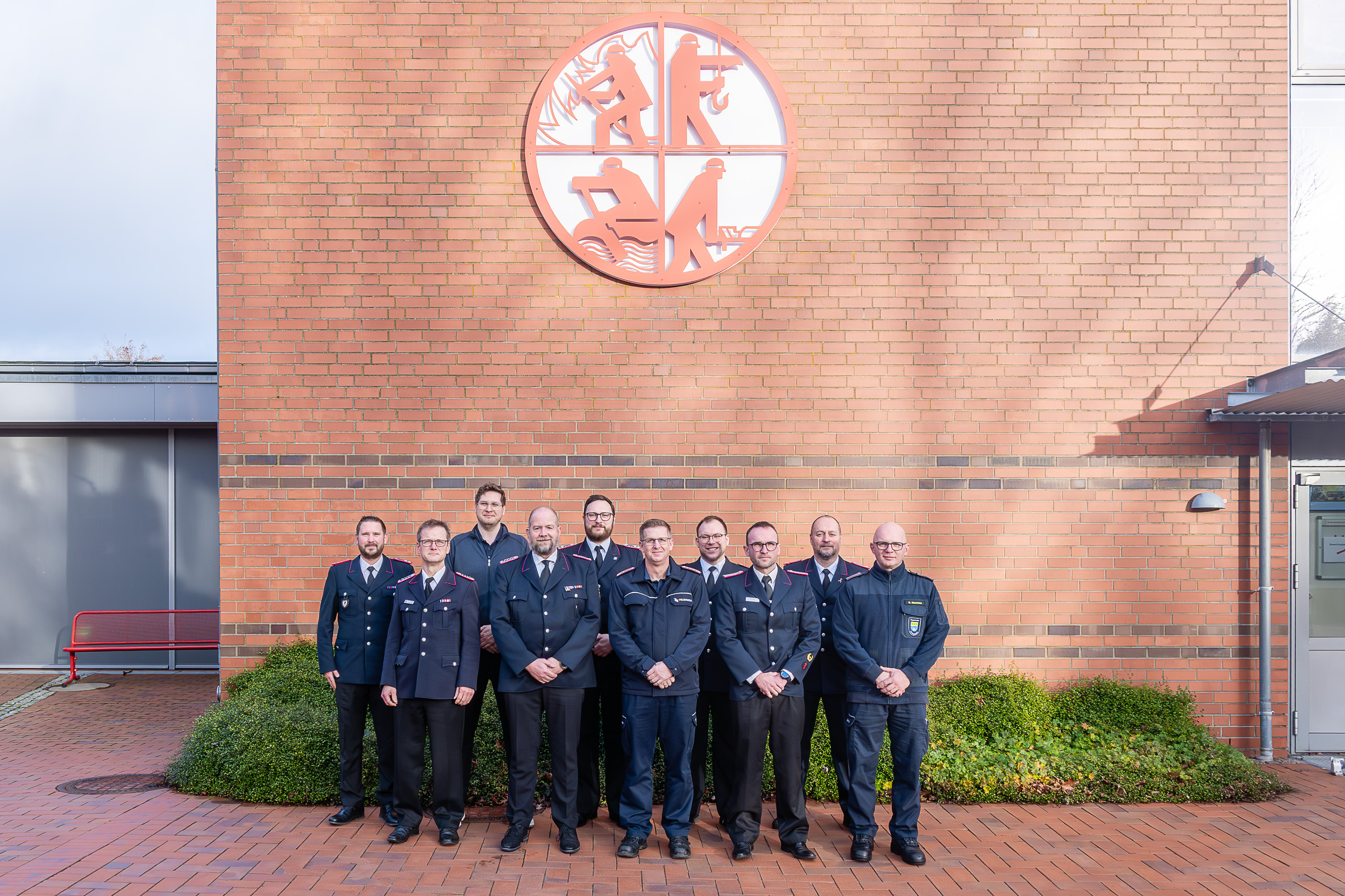 Teilnehmende des Lehrganges Führungskräftetraining 2 und 3 - Block – Führungsinstrumente in der Anwendung haben sich zum Gruppenfoto auf dem Innenhof der LFS.SH aufgestellt