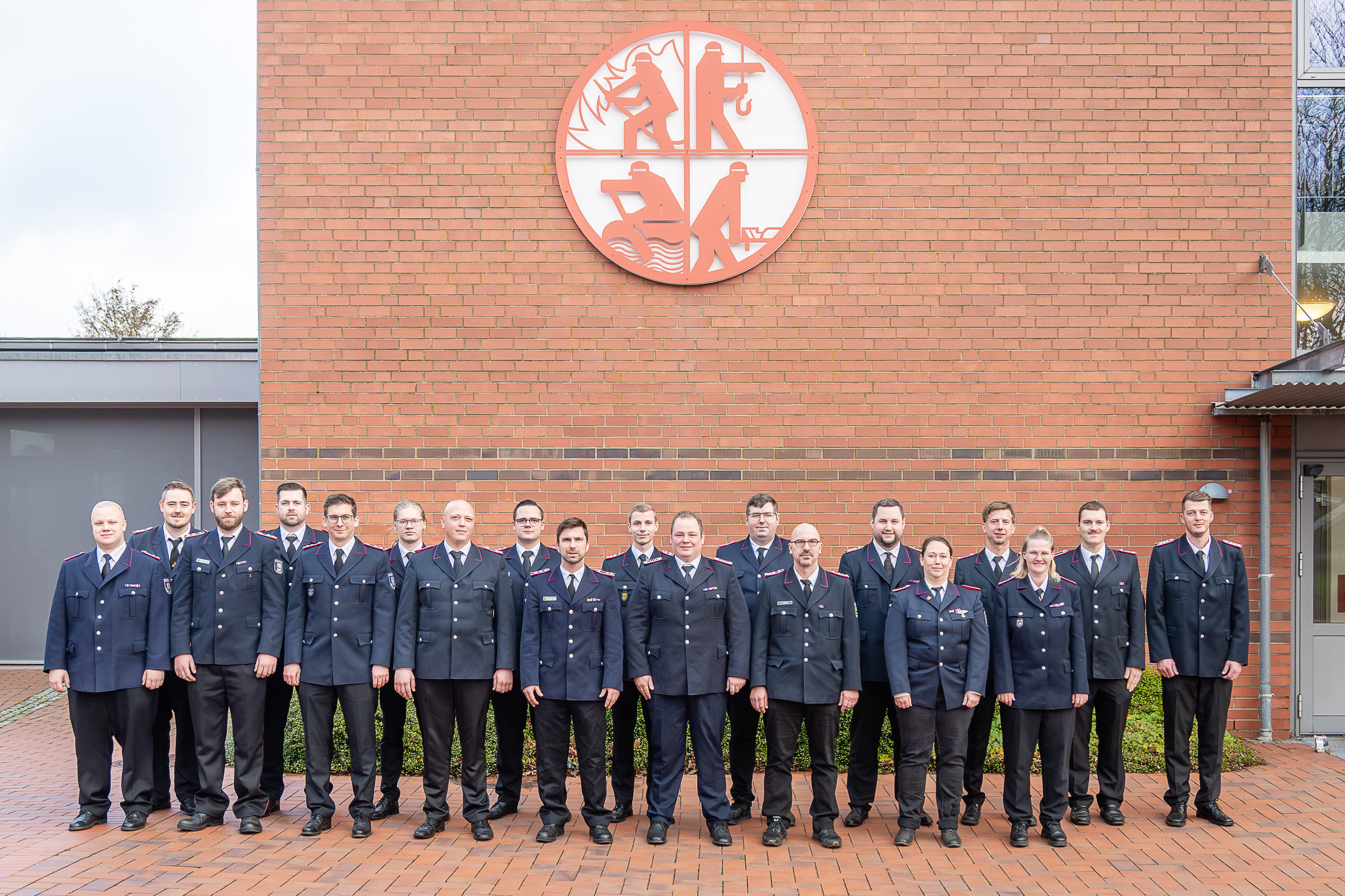 Teilnehmende des Lehrganges Gruppenführer eins haben sich zum Gruppenfoto auf dem Innenhof der LFS.SH aufgestellt