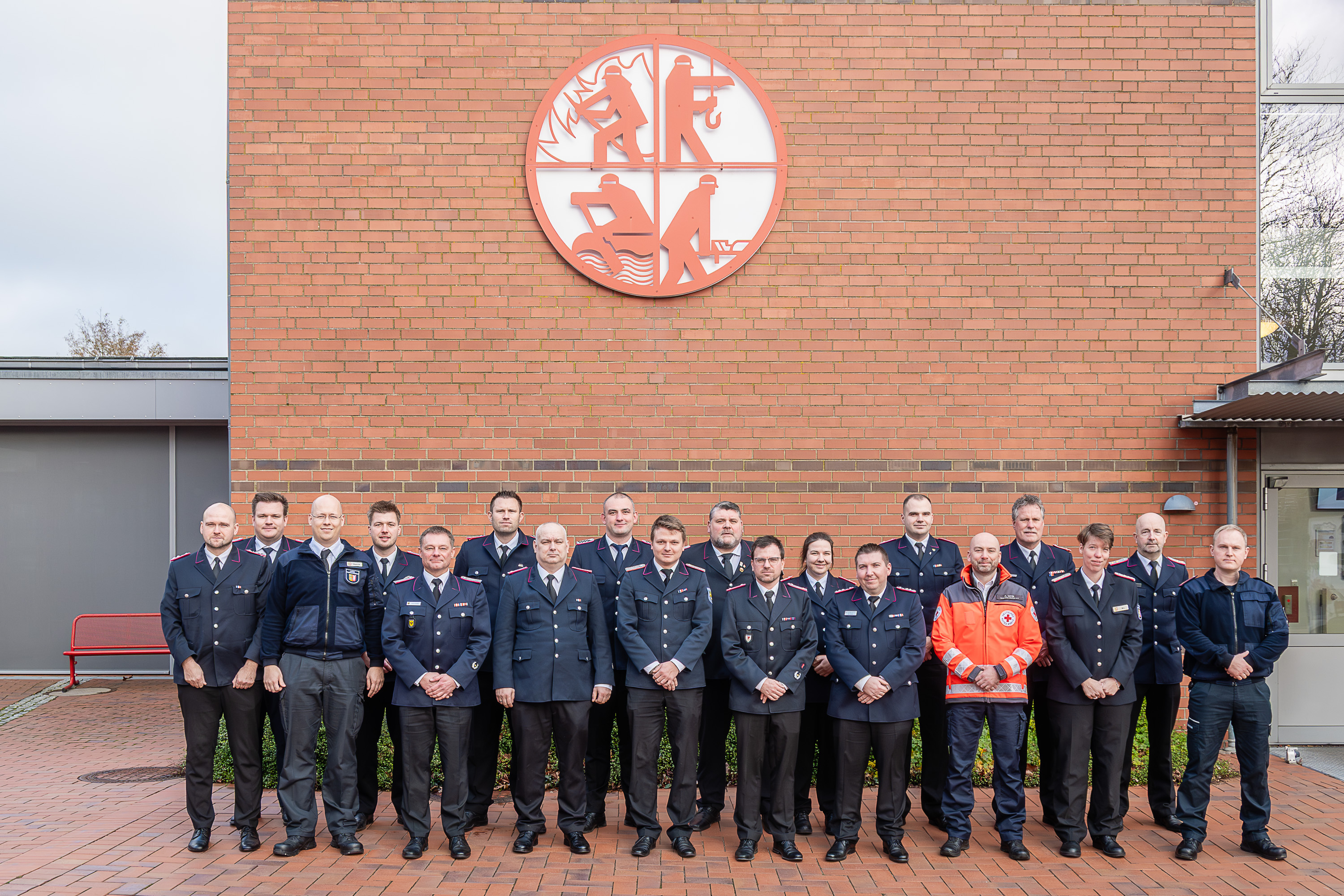Teilnehmende des Lehrganges Verbandsführung haben sich zum Gruppenfoto auf dem Innenhof der LFS.SH aufgestellt