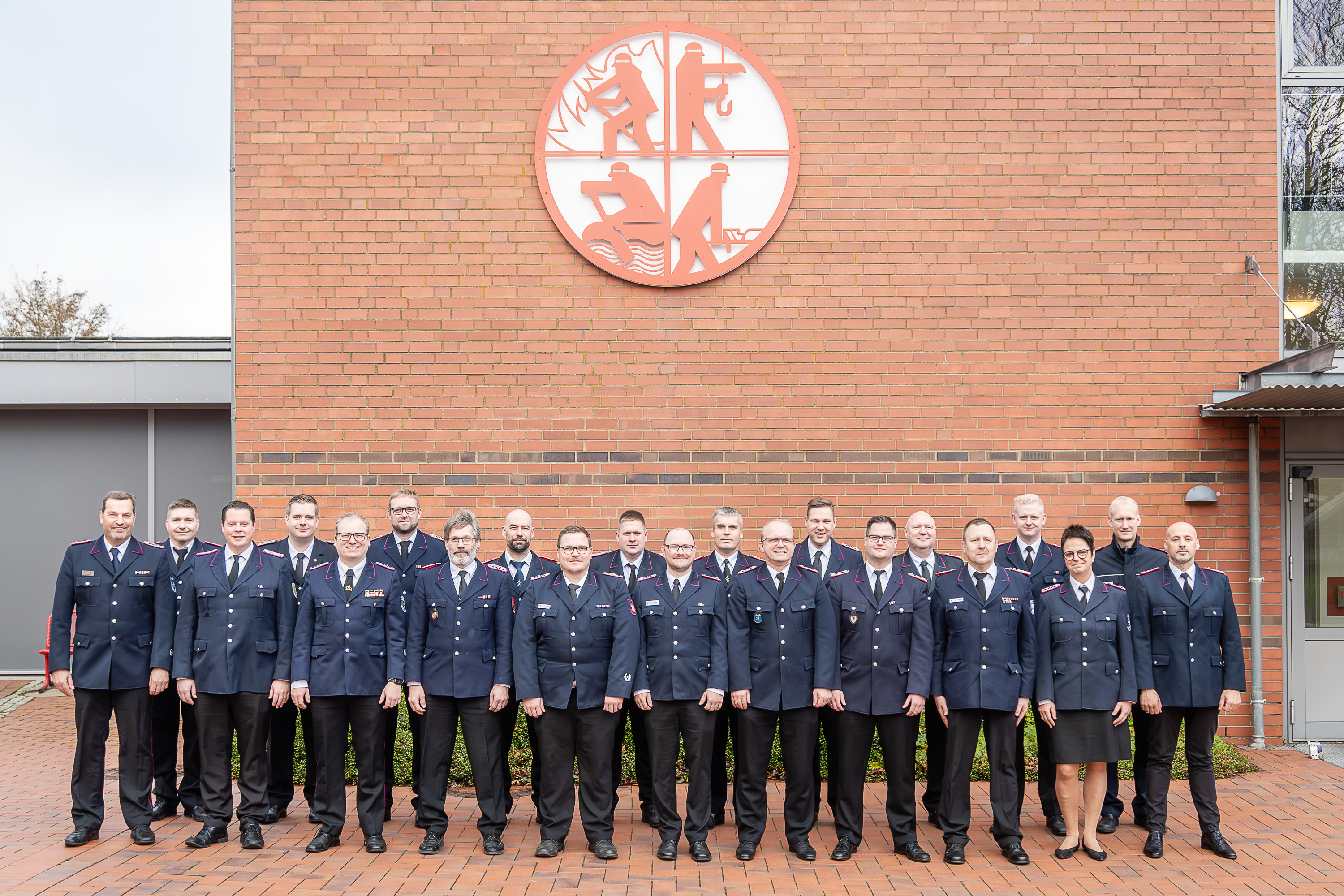 Teilnehmende des Lehrganges Zugführung zwei haben sich zum Gruppenfoto auf dem Innenhof der LFS.SH aufgestellt
