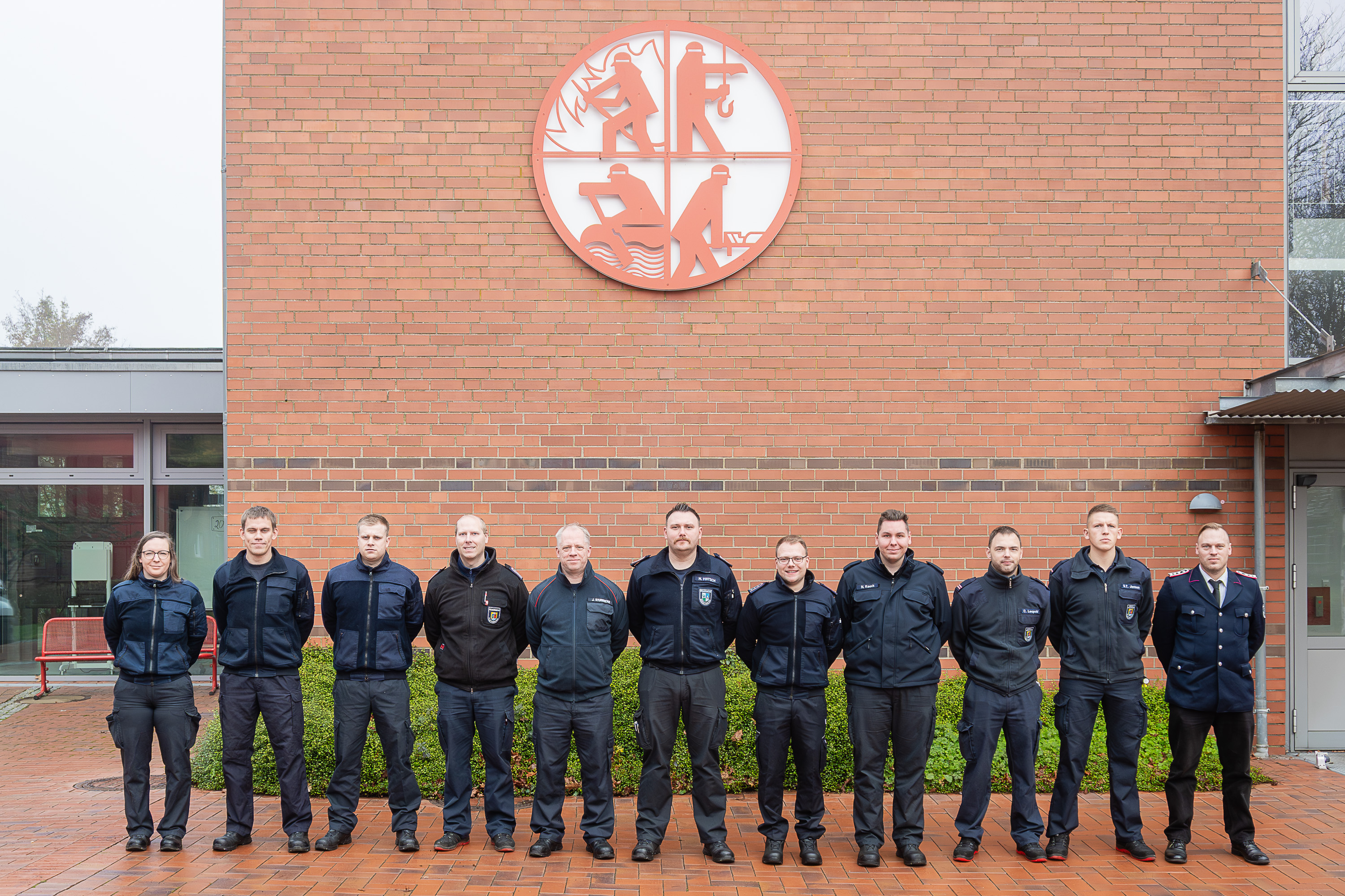 Teilnehmende des Lehrganges Atemschutzgerätewartung haben sich zum Gruppenfoto auf dem Innenhof der LFS.SH aufgestellt