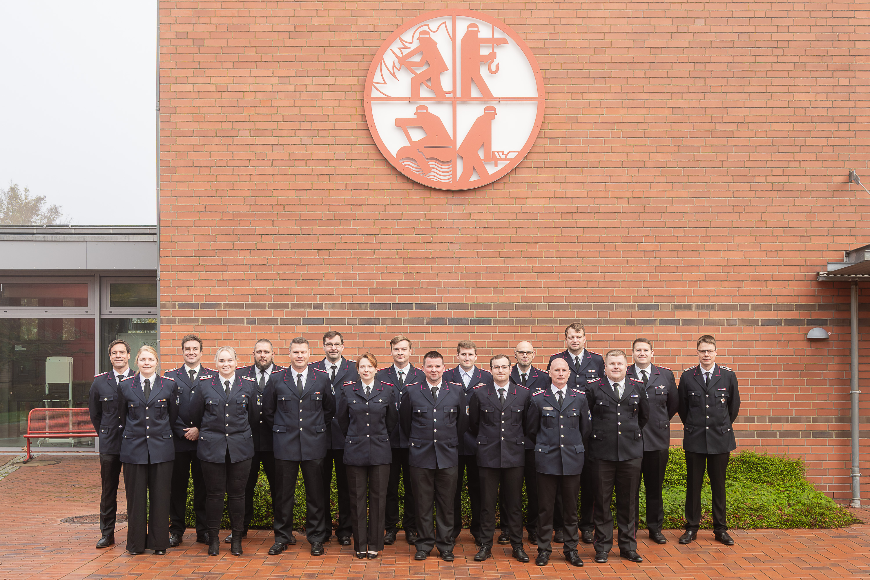 Teilnehmende des Lehrganges Gruppenführer eins haben sich zum Gruppenfoto auf dem Innenhof der LFS.SH aufgestellt