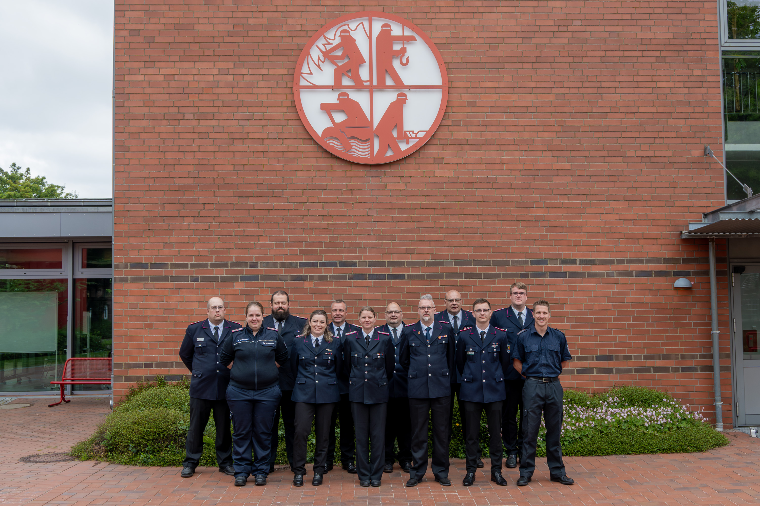 Teilnehmende des Lehrgangs Führungskräftetraining 1 – Führungsinstrumente Basis haben sich zum Gruppenfoto auf dem Innenhof der LFS.SH aufgestellt