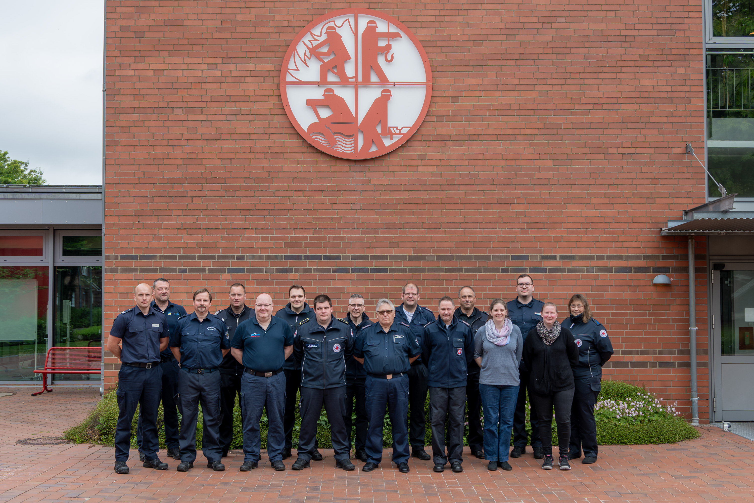 Teilnehmende des Lehrgangs Stabsarbeit im Bereich S 3 haben sich zum Gruppenfoto auf dem Innenhof der LFS.SH aufgestellt