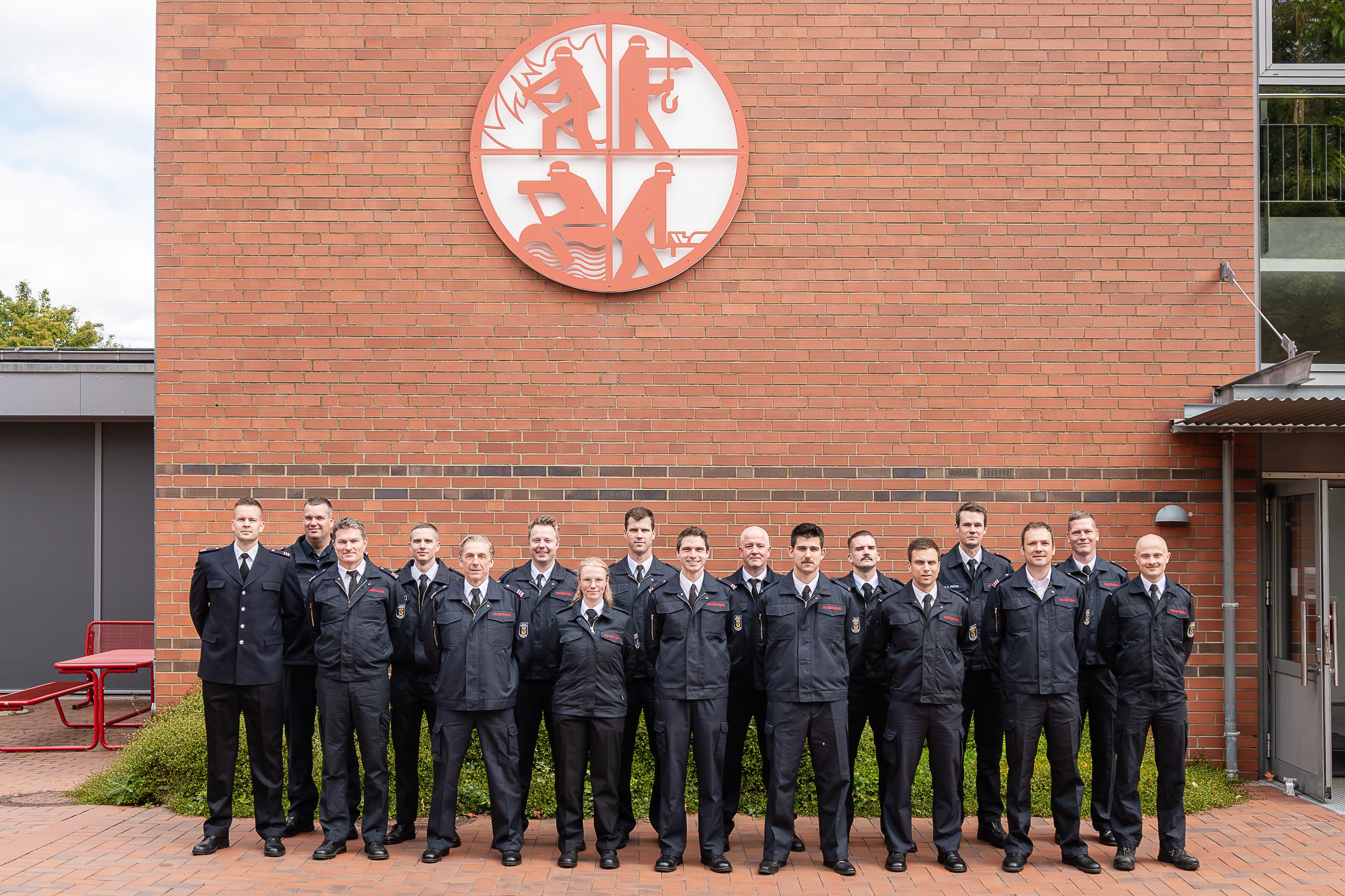Teilnehmende des Lehrganges haben sich zum Gruppenfoto auf dem Innenhof der LFS.SH aufgestellt
