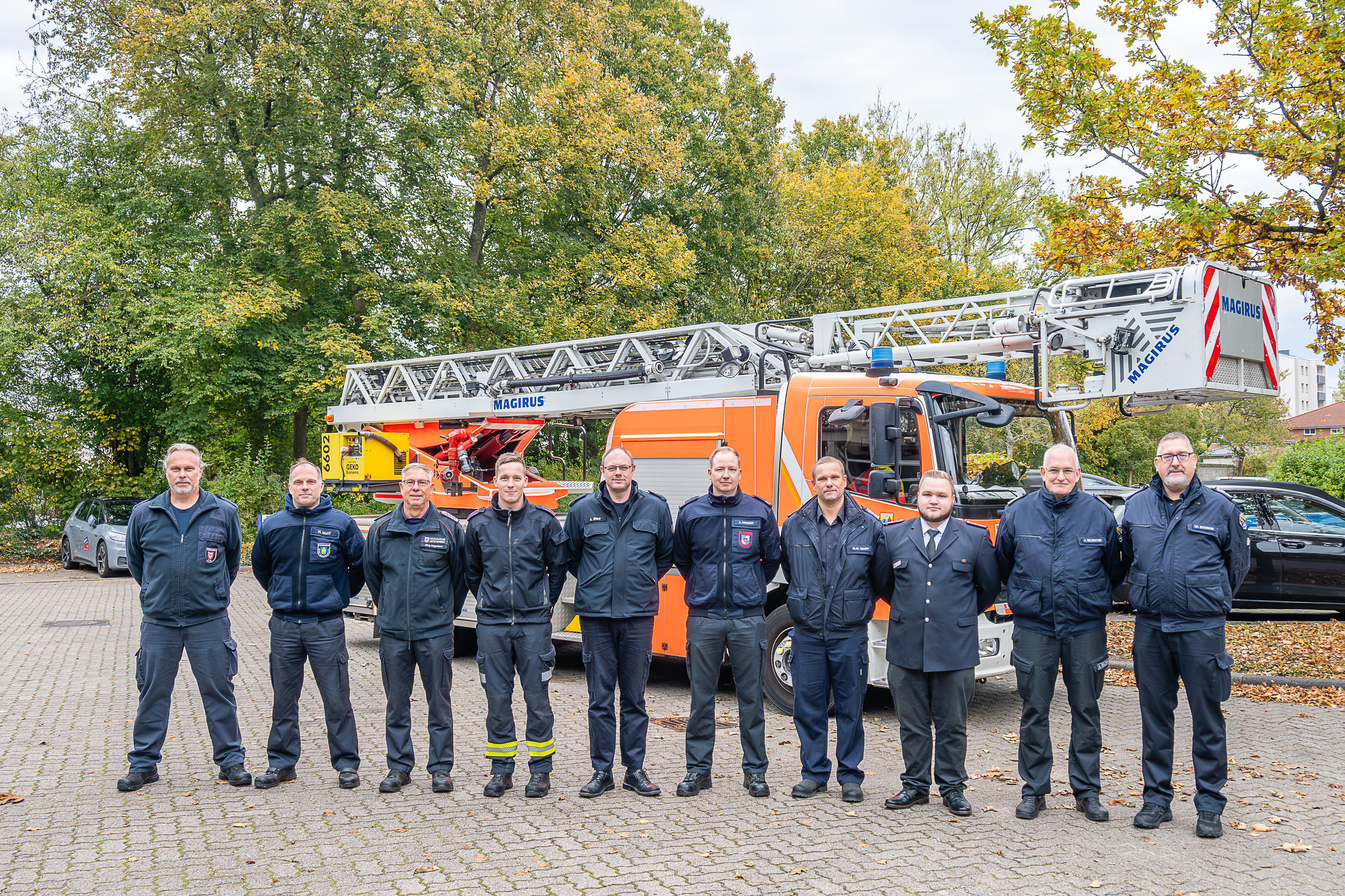 Teilnehmende des Lehrganges Fortbildung Einsatztaktik für Drehleitermaschinistinnen und -maschinisten haben sich zum Gruppenfoto bei der LFS.SH aufgestellt