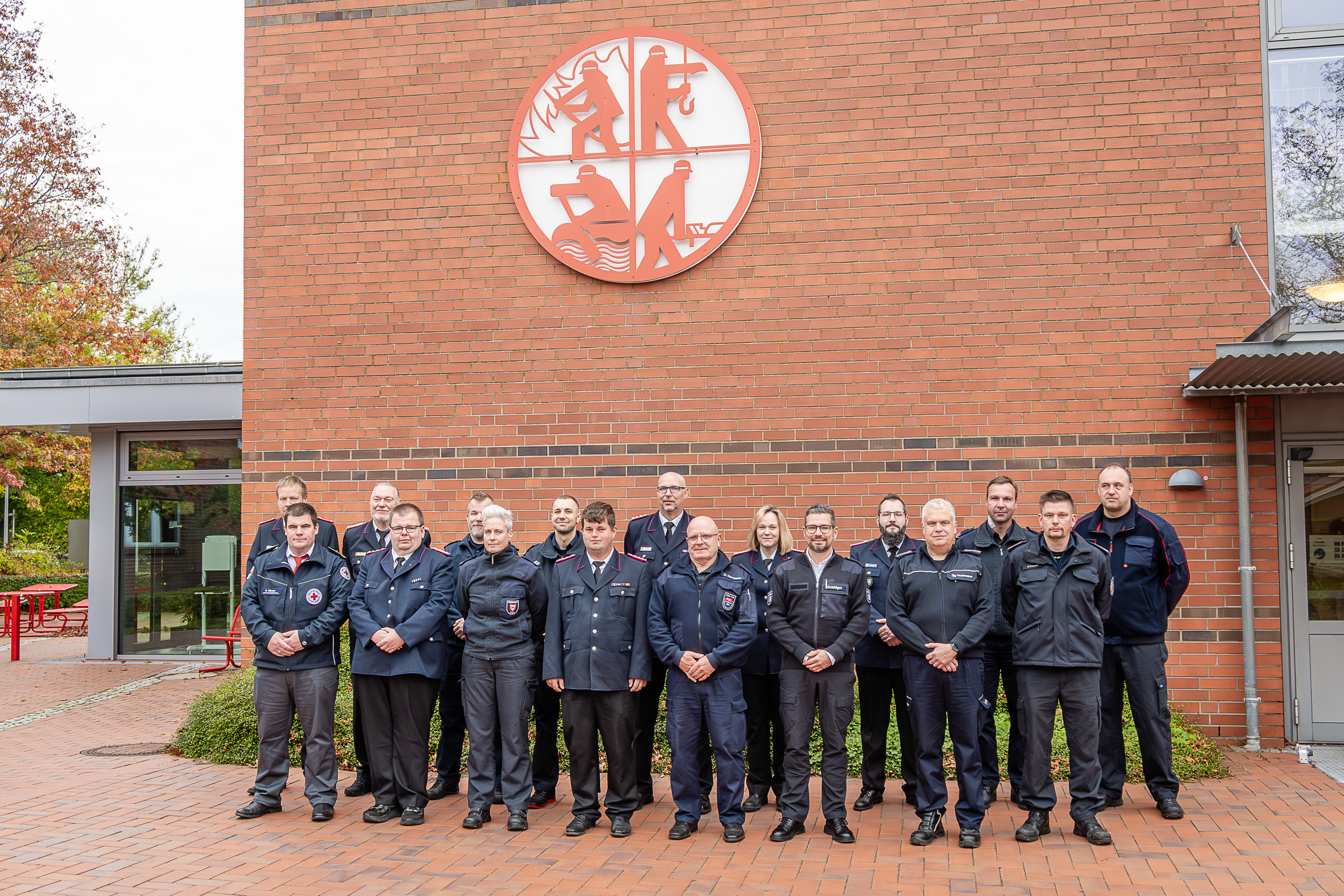 Teilnehmende des Lehrganges Einführung in die Stabsarbeit haben sich zum Gruppenfoto auf dem Innenhof der LFS.SH aufgestellt
