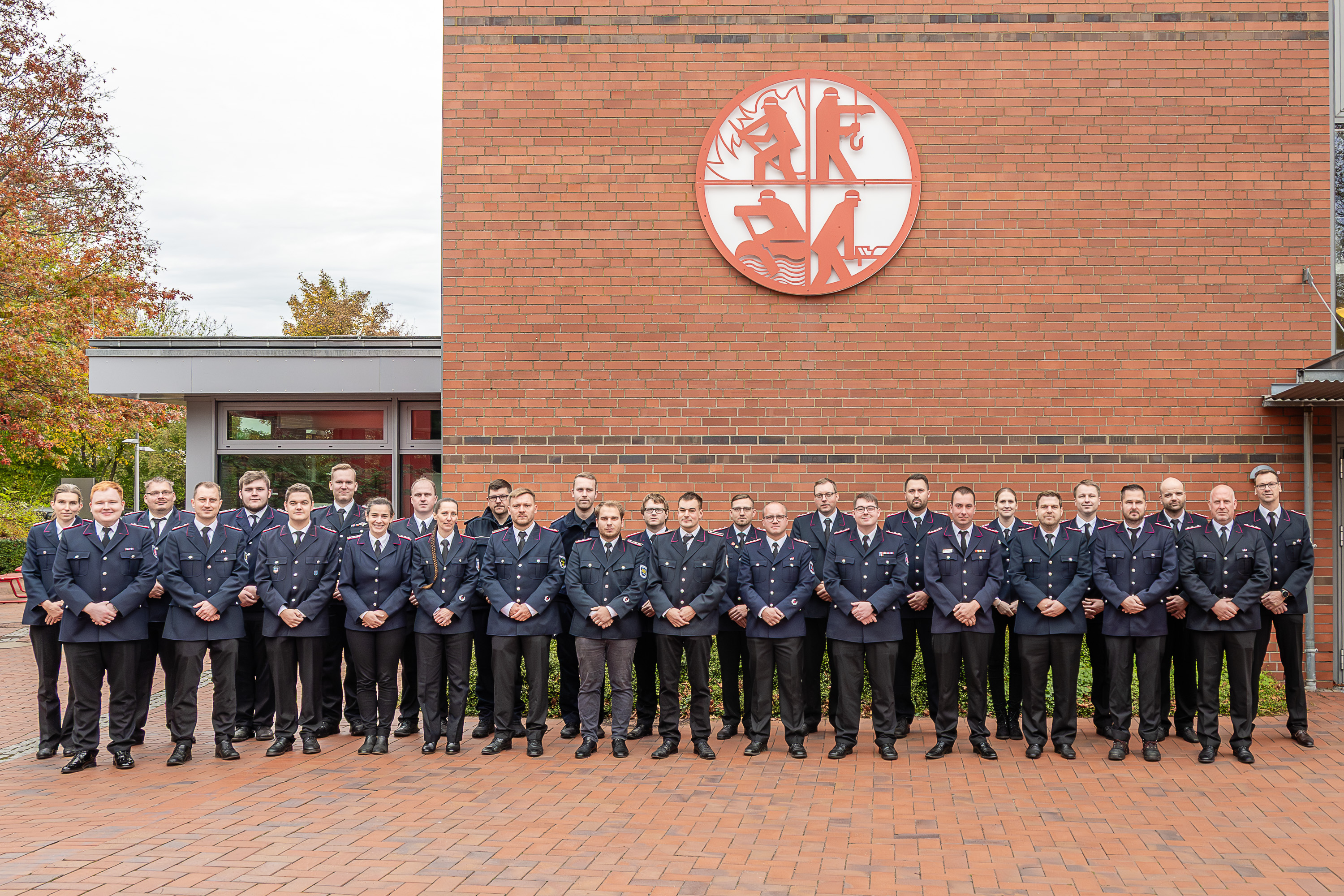 Teilnehmende des Lehrganges Gruppenführer eins haben sich zum Gruppenfoto auf dem Innenhof der LFS.SH aufgestellt