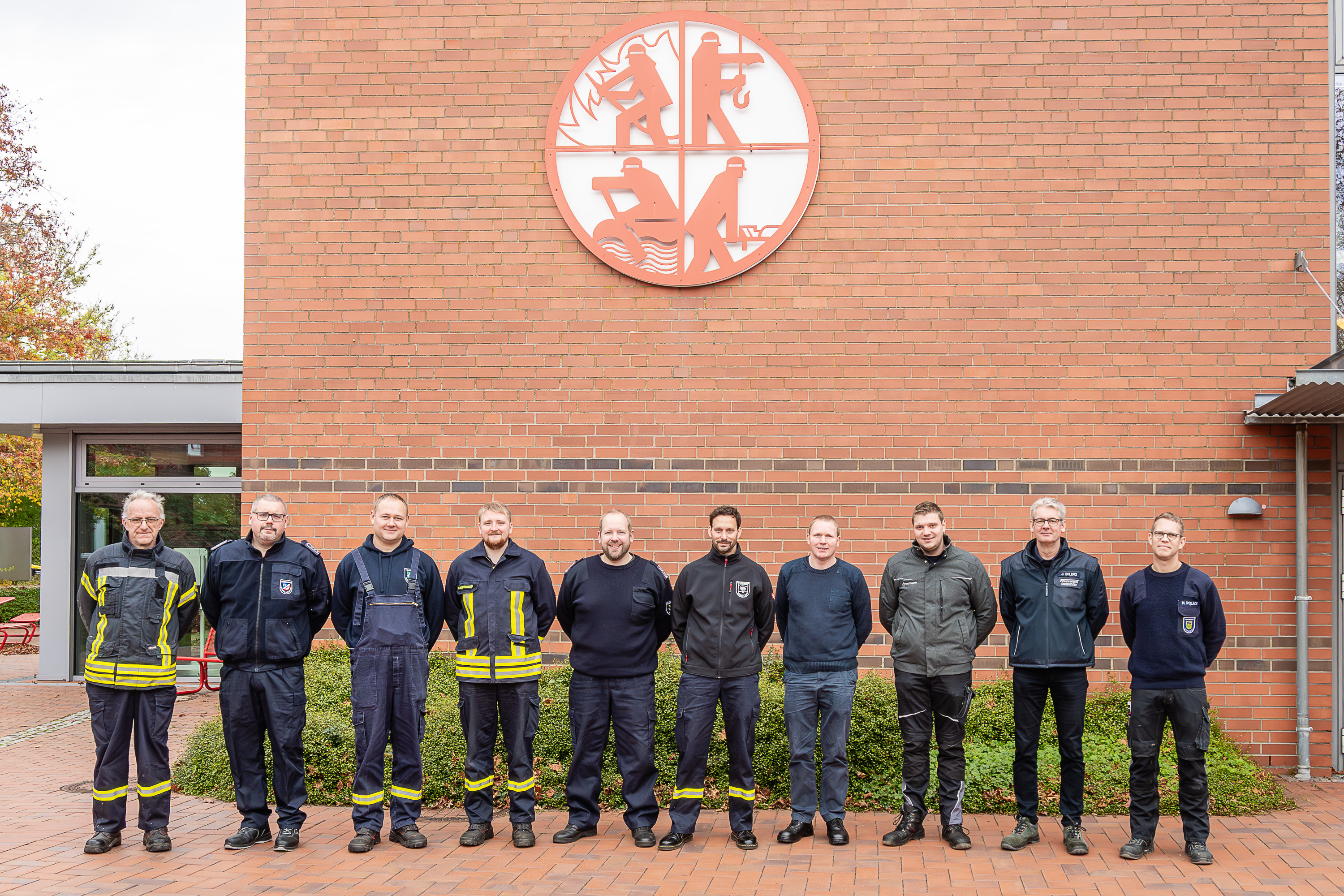 Teilnehmende des Lehrganges Gerätebeauftragte haben sich zum Gruppenfoto auf dem Innenhof der LFS.SH aufgestellt